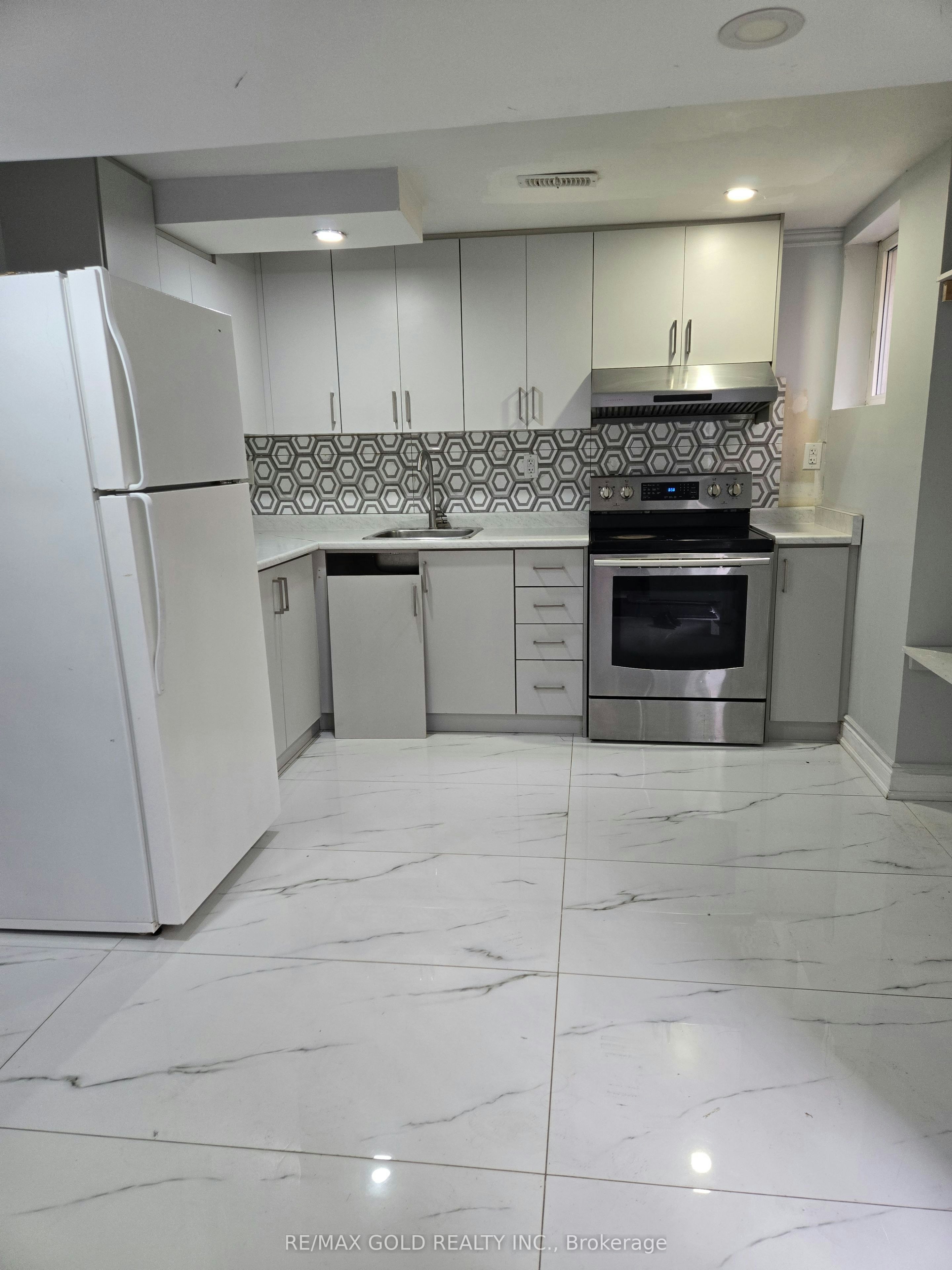 18 Markham Street, Brampton, ON, L6S 2X7 - 2