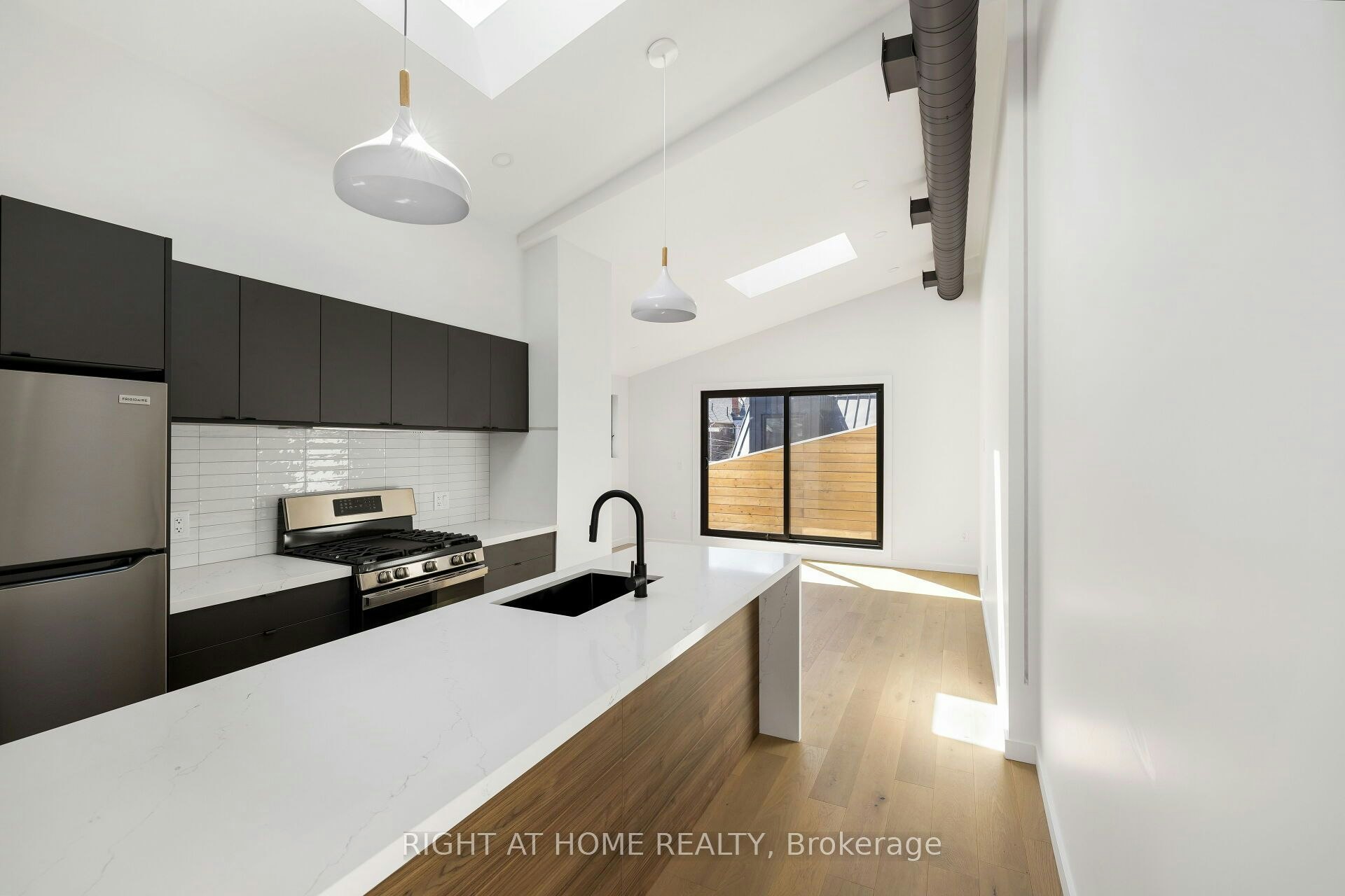 Upper-86 Lansdowne Avenue, Toronto, ON, M6K 2V9
