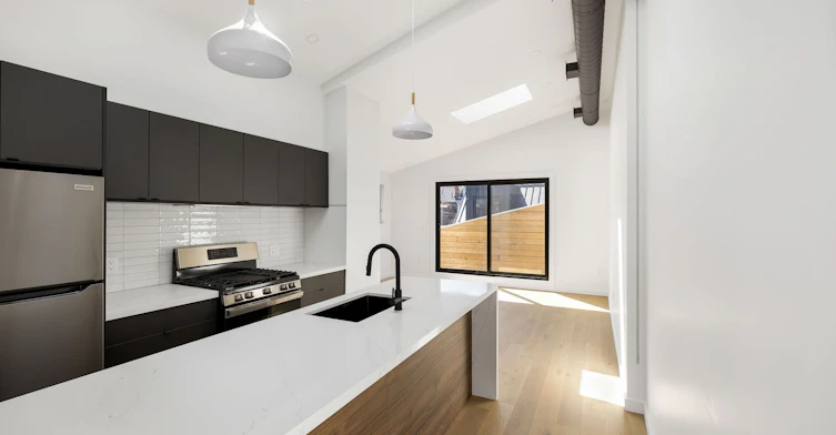 Upper-86 Lansdowne Avenue, Toronto, ON, M6K 2V9