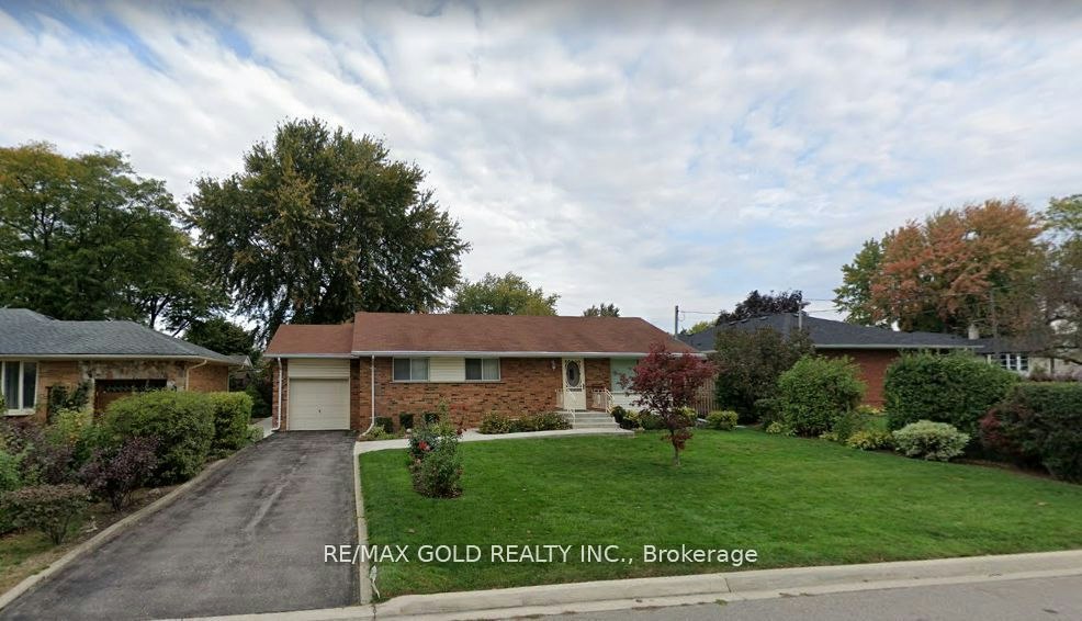 18 Suburban Drive, Mississauga, ON, L5N 1G5
