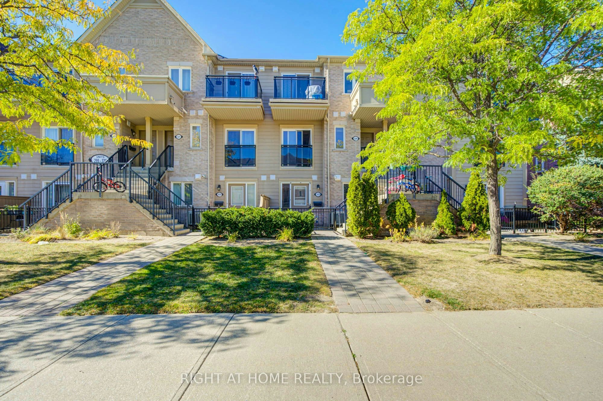 323-4975 Southampton Drive, Mississauga, ON, L5M 8E4