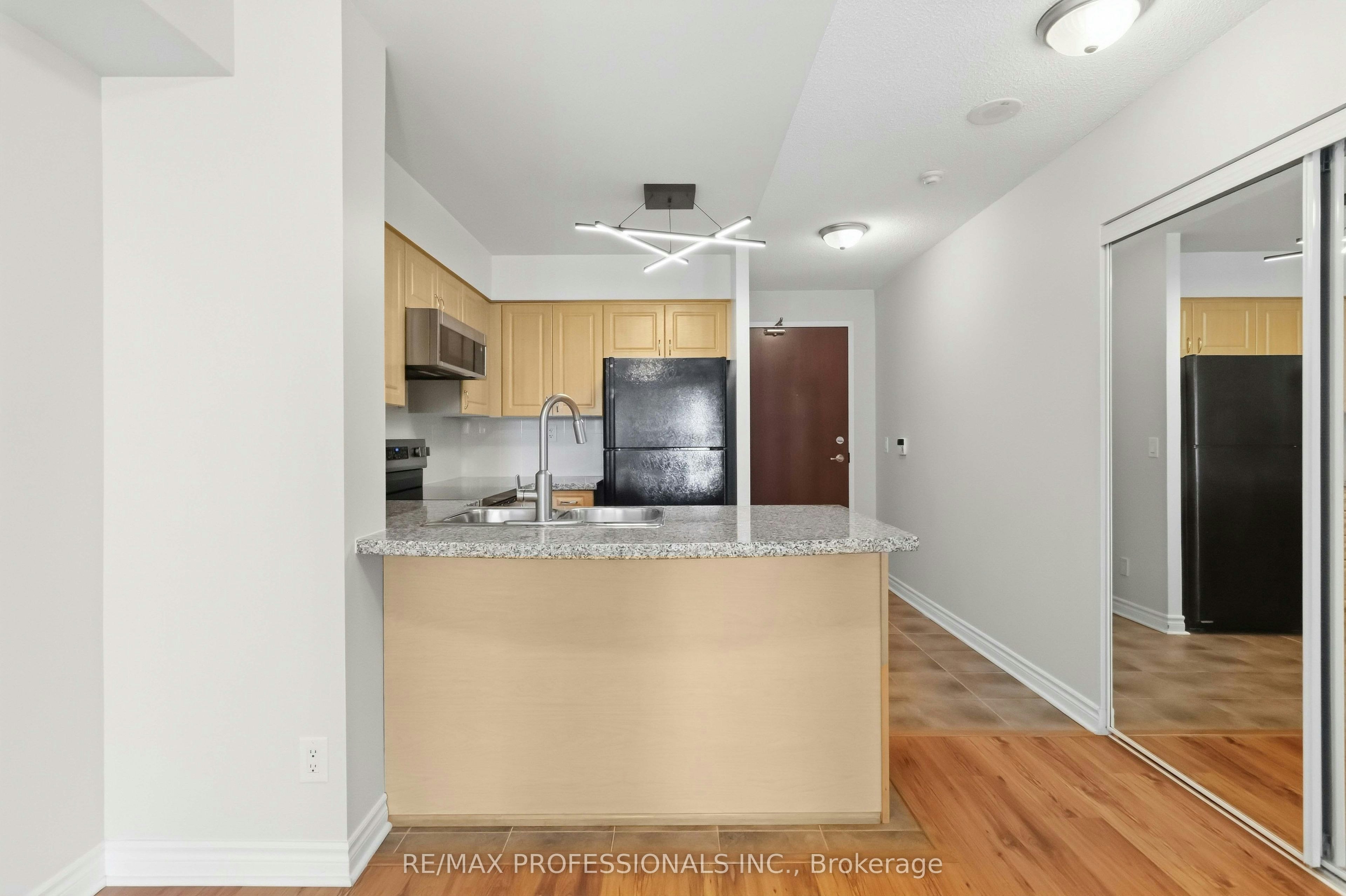 701-5 Michael Power Place, Toronto, ON, M9A 0A3 - 15