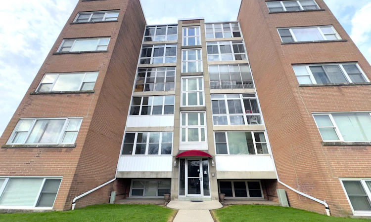 25-824 Brant Street