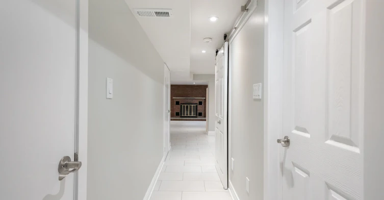 Bsmt-14 Alladin Avenue, Toronto, ON, M6L 1S5 - 15