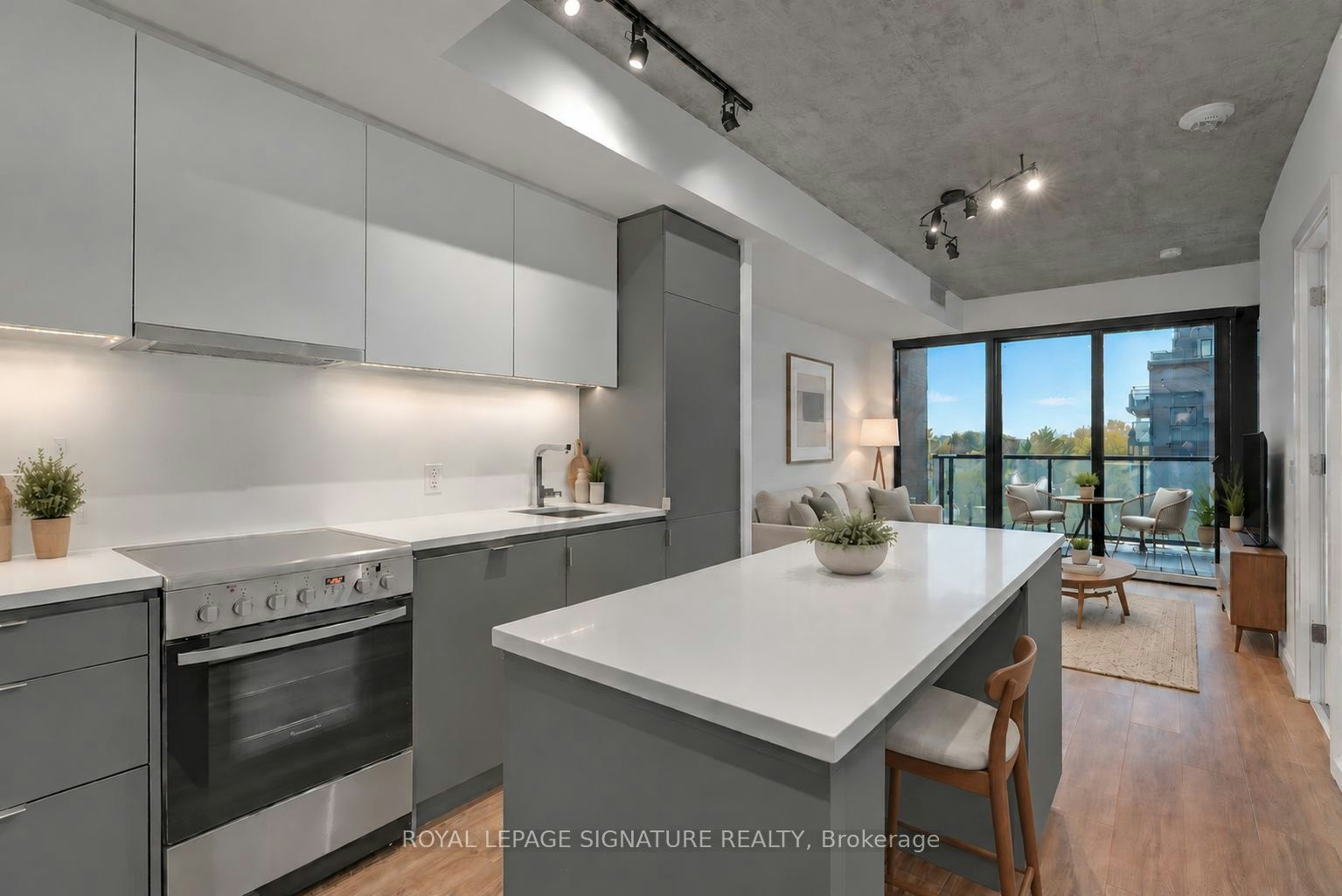 426-7 Smith Crescent, Toronto, ON, M8Z 0G3
