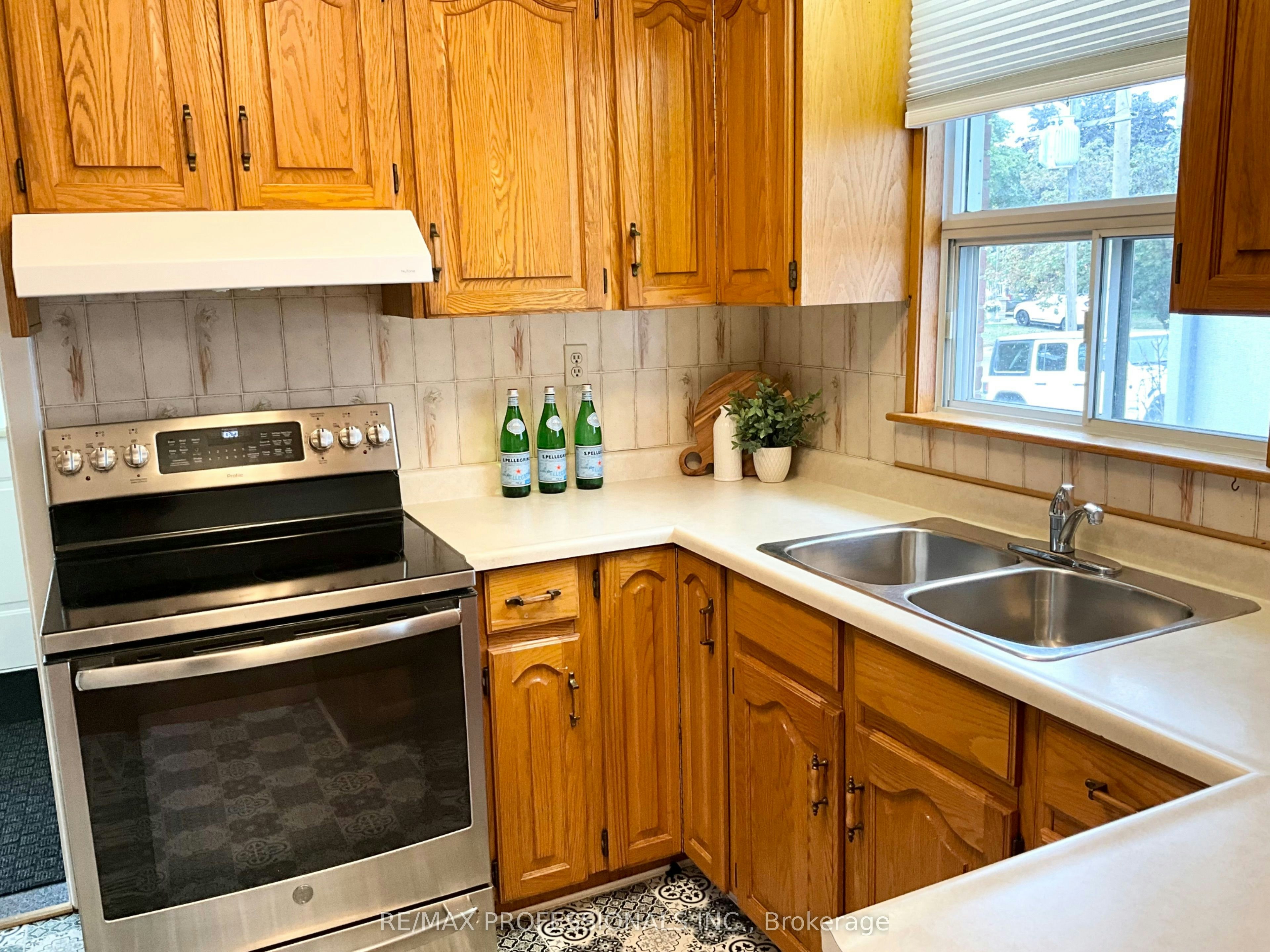 130 Yorkview Drive, Toronto, ON, M8Z 2G4 - 6