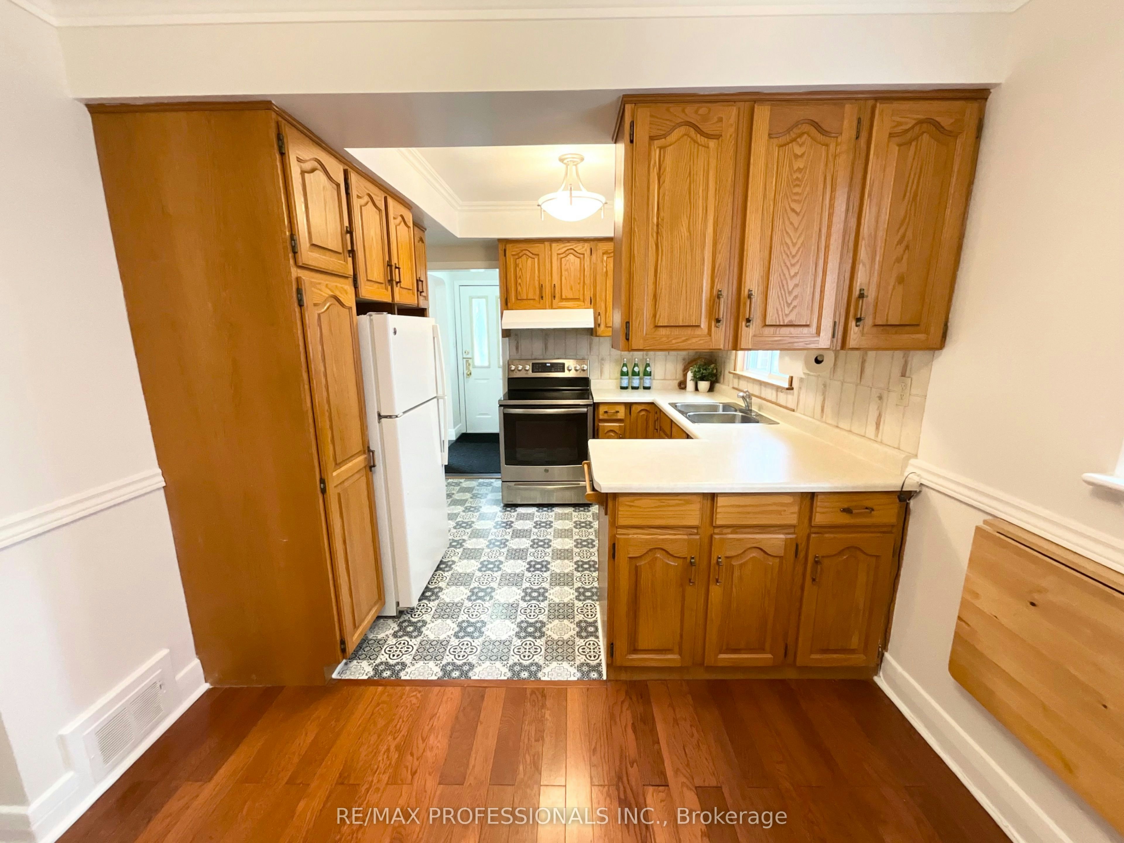 130 Yorkview Drive, Toronto, ON, M8Z 2G4 - 7