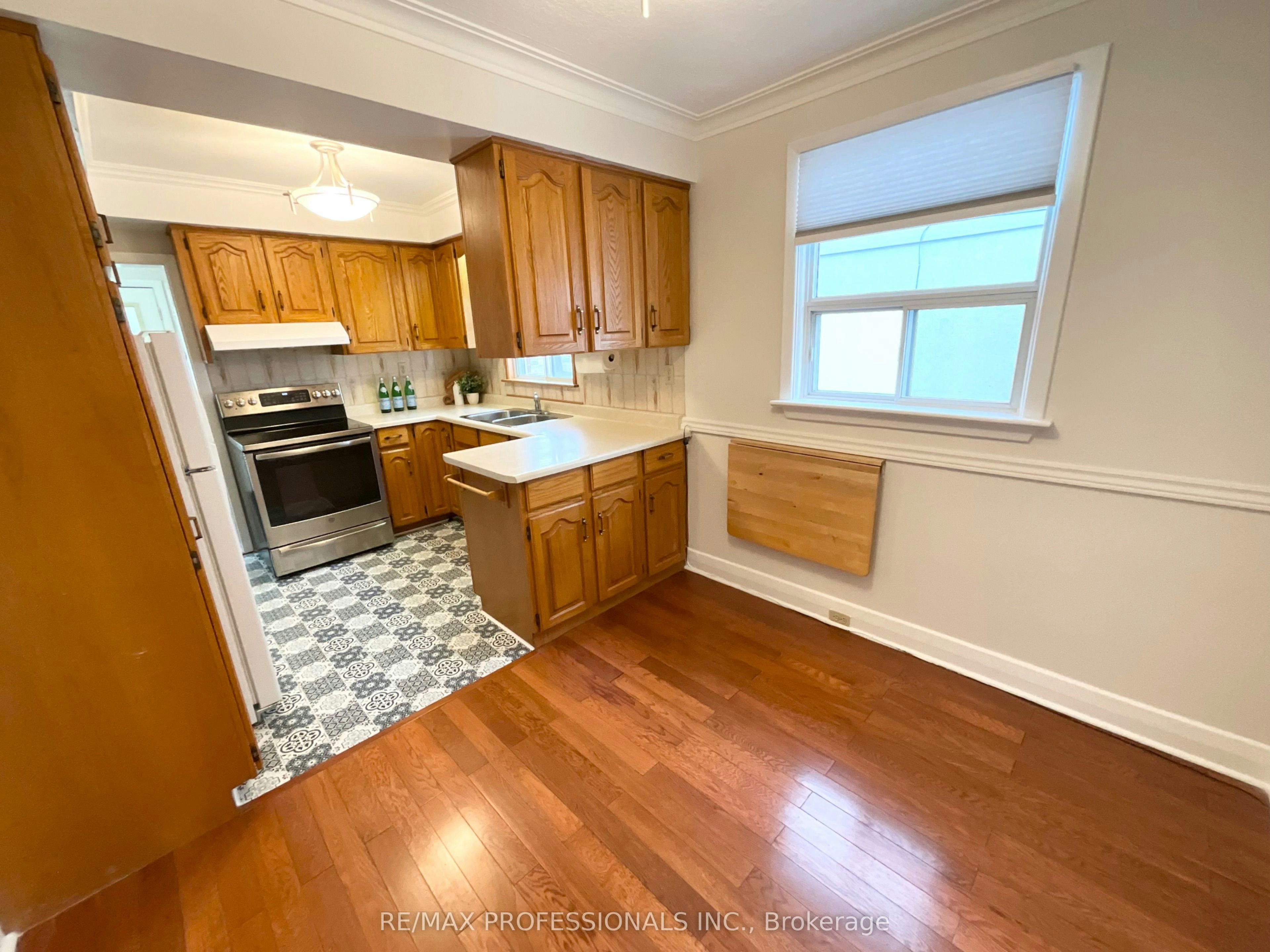 130 Yorkview Drive, Toronto, ON, M8Z 2G4 - 9
