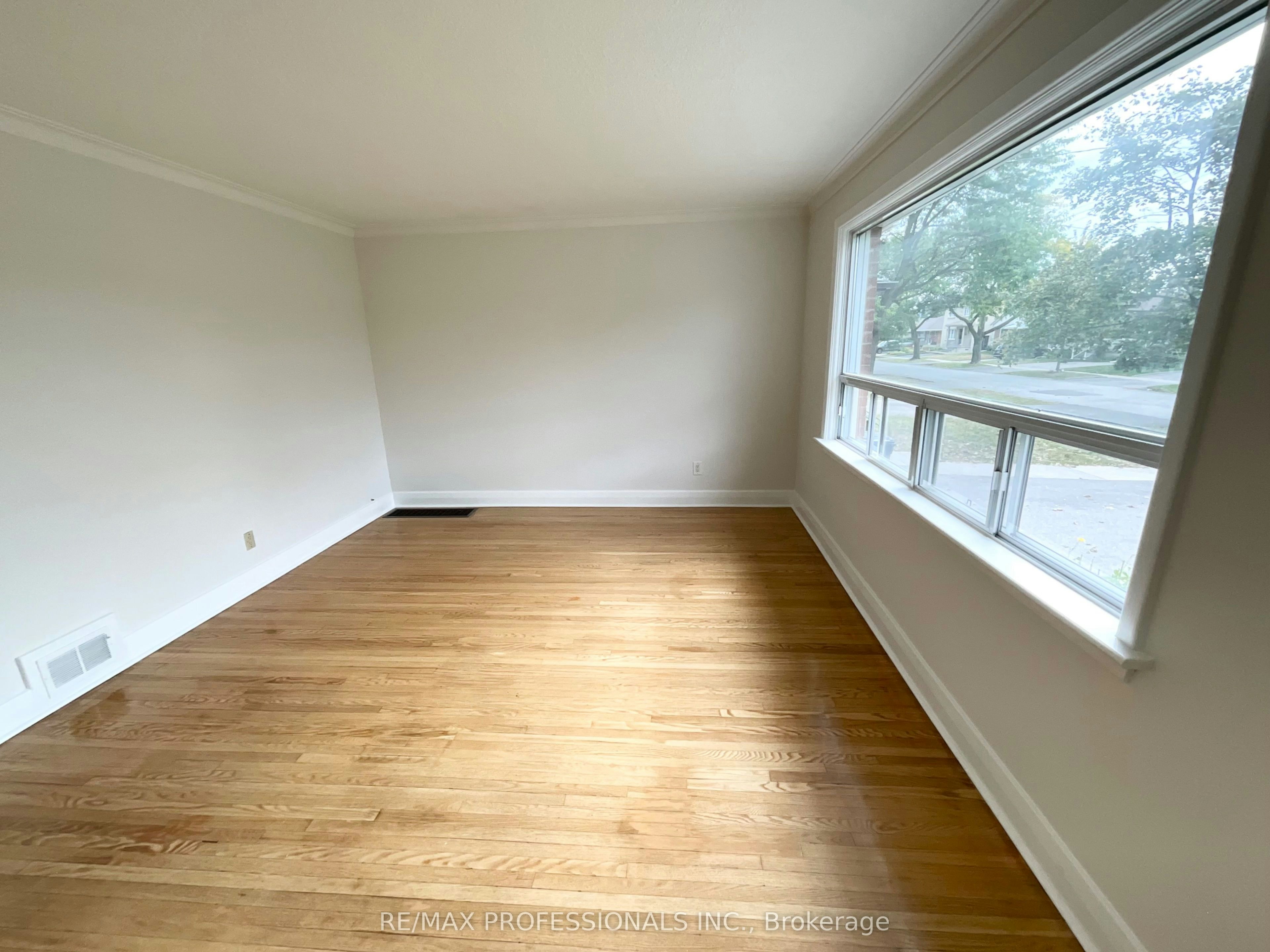 130 Yorkview Drive, Toronto, ON, M8Z 2G4 - 3