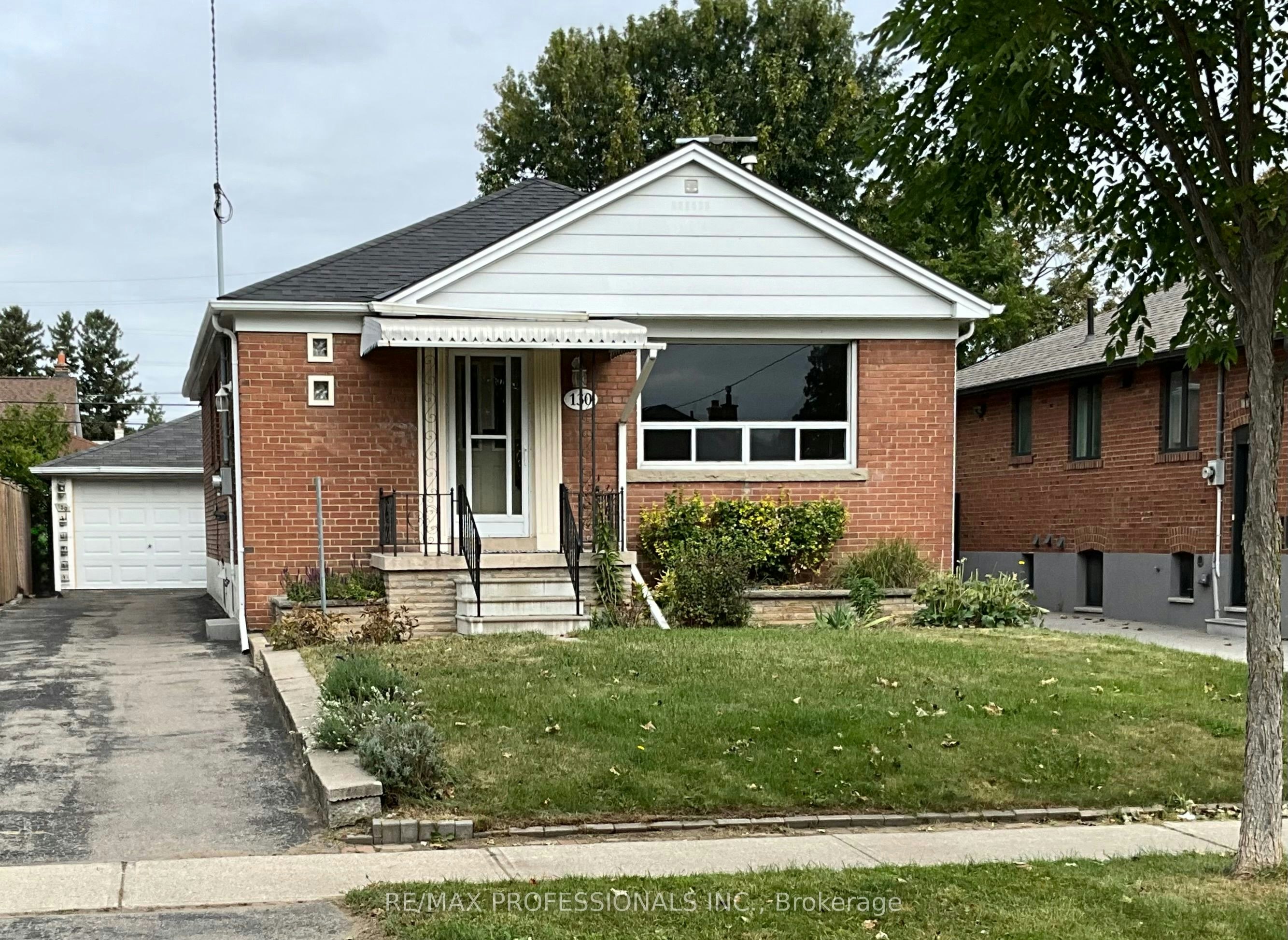130 Yorkview Drive, Toronto, ON, M8Z 2G4