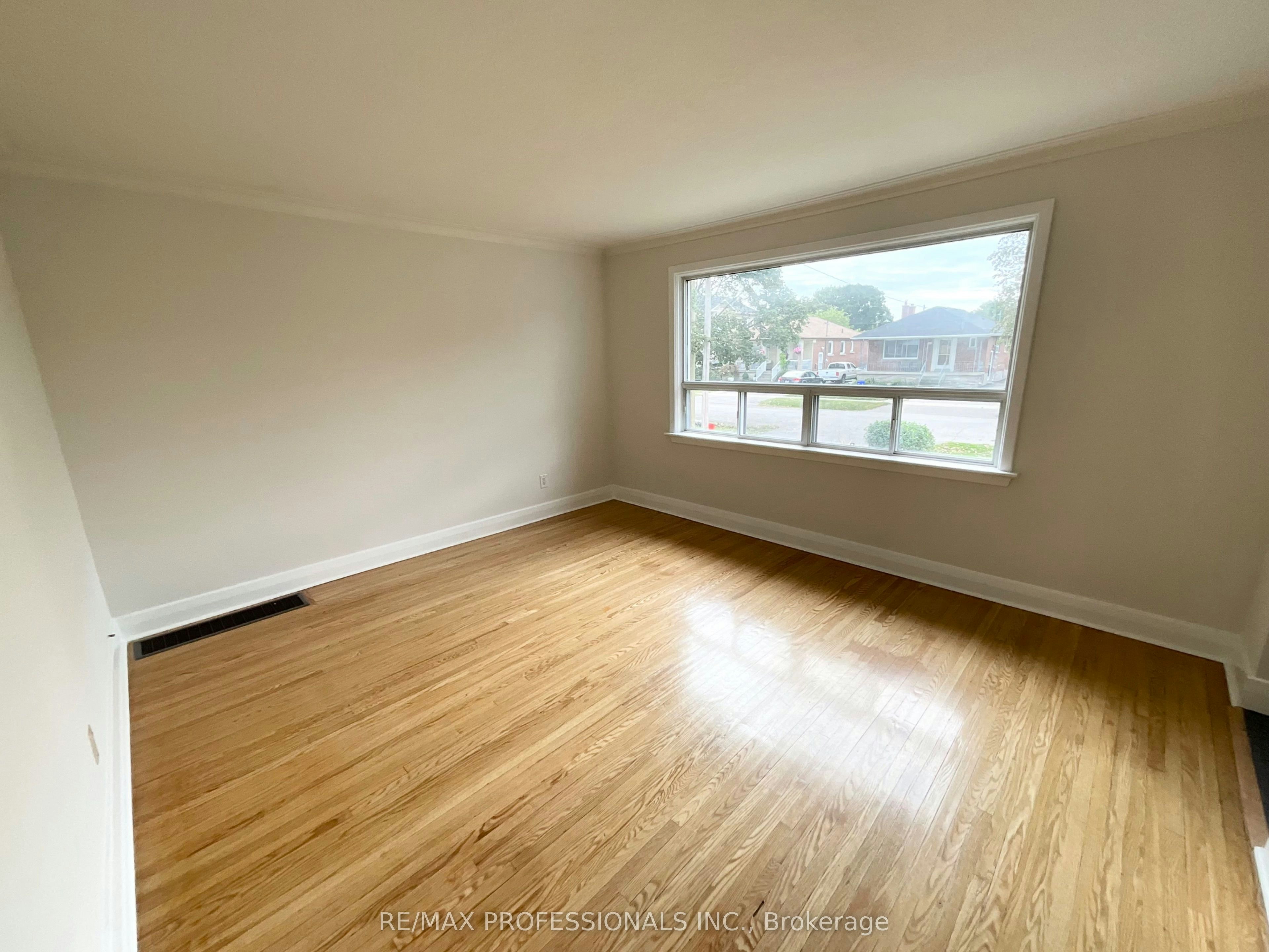 130 Yorkview Drive, Toronto, ON, M8Z 2G4 - 4