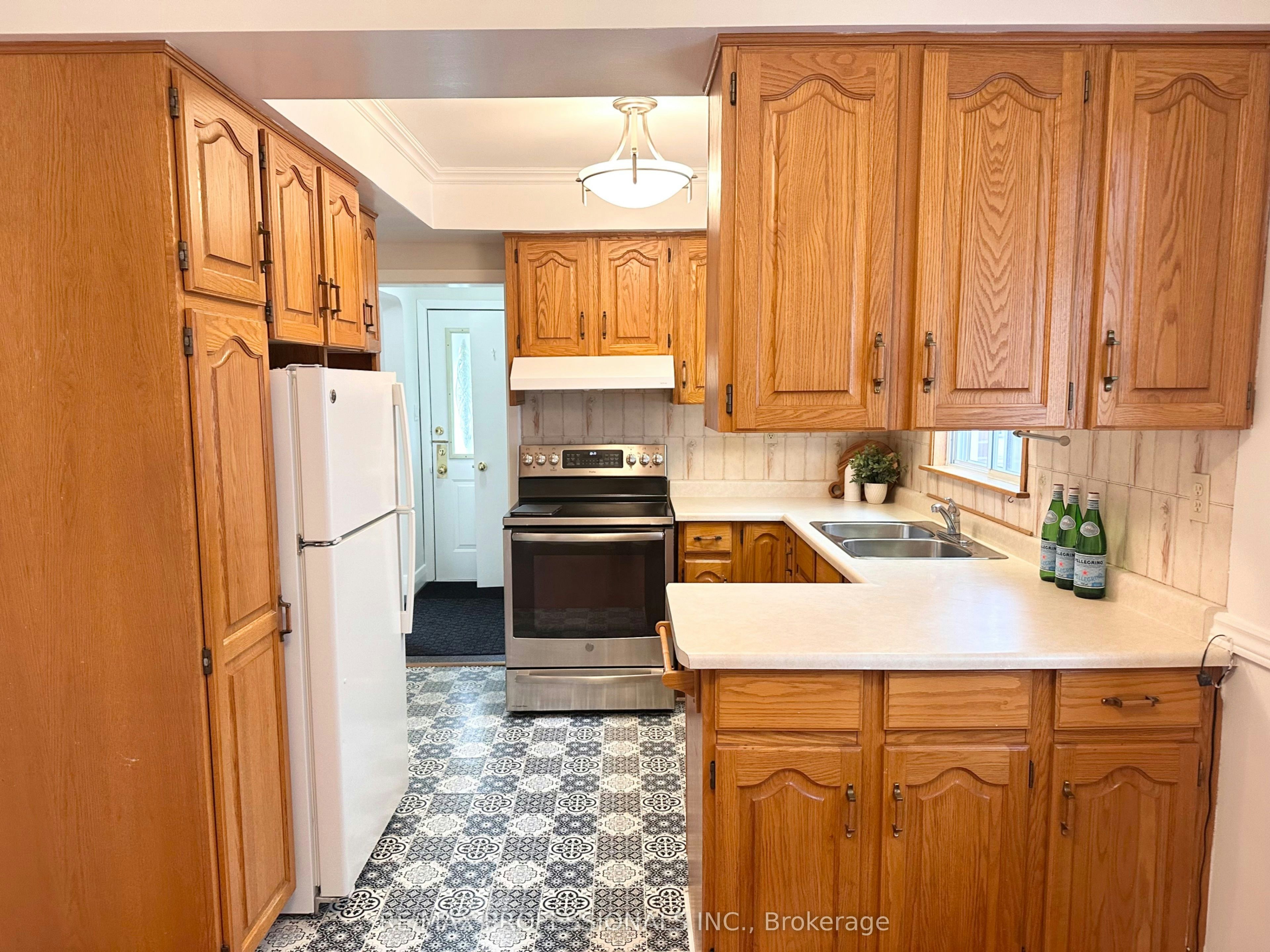 130 Yorkview Drive, Toronto, ON, M8Z 2G4 - 5