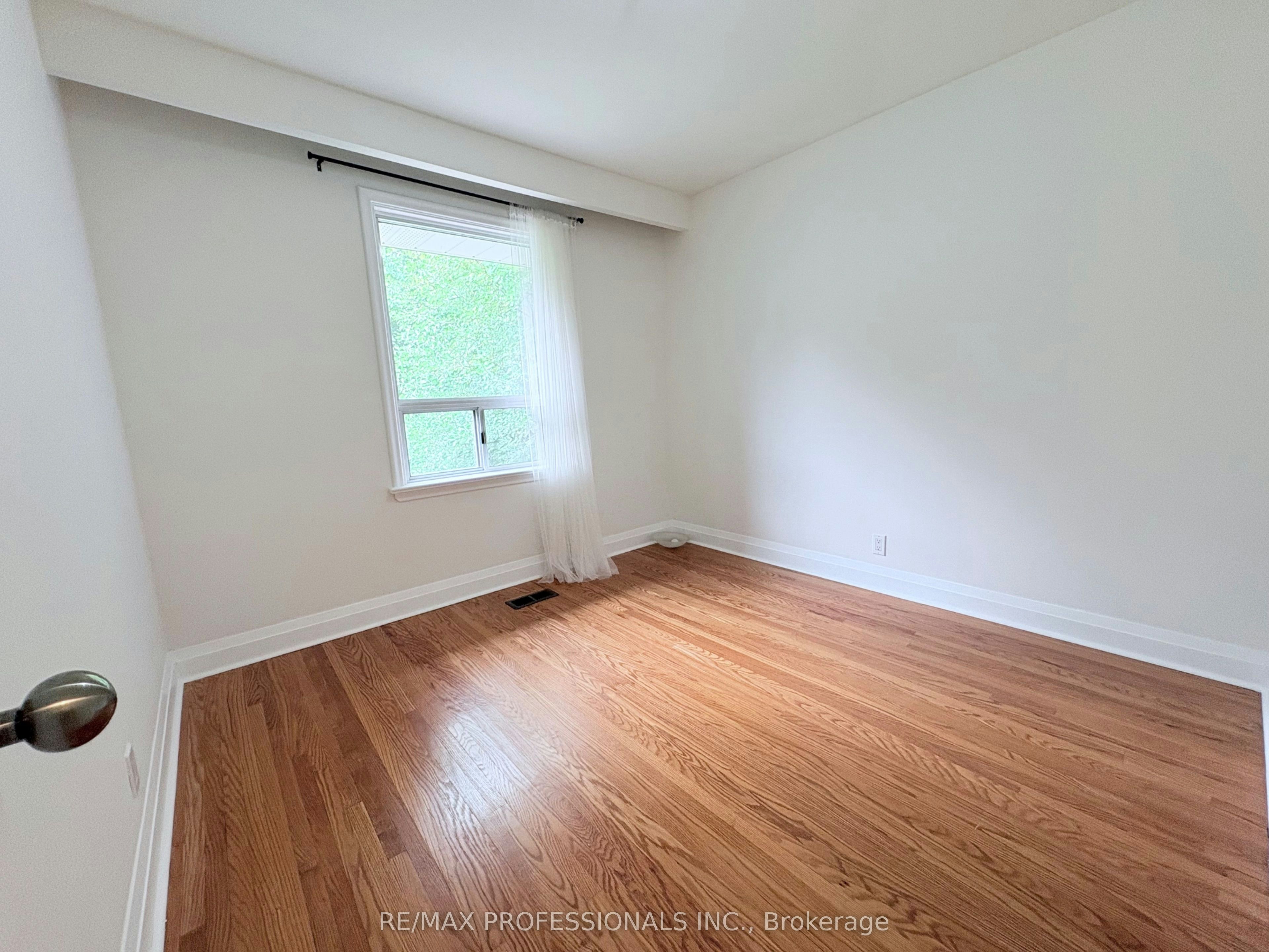 300 Burton Road, Oakville, ON, L6K 2K8 - 7