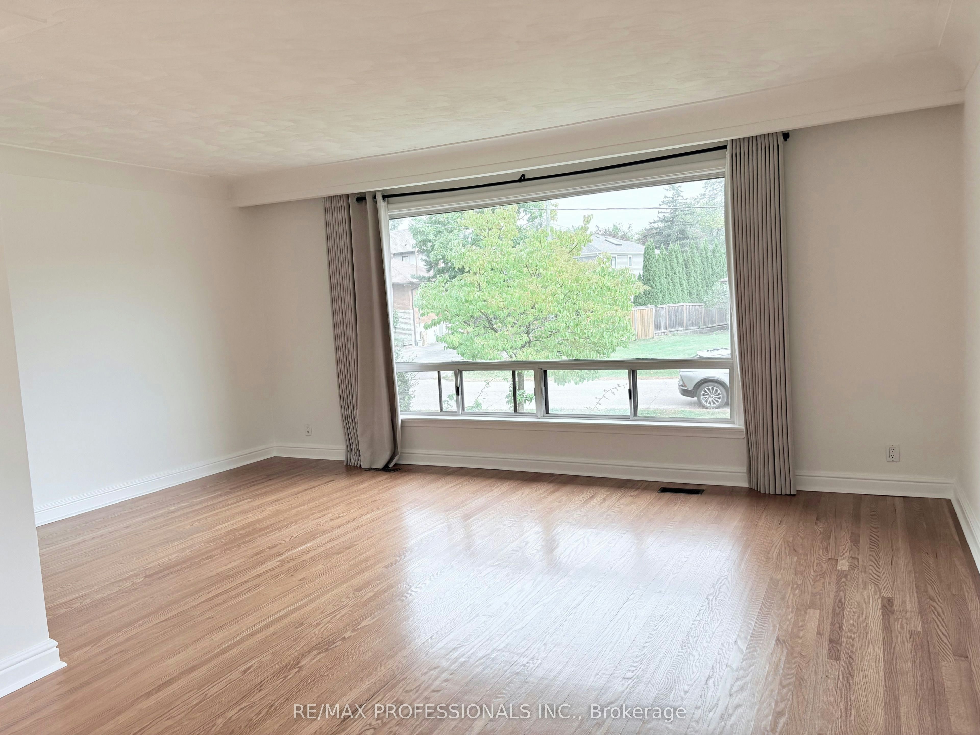 300 Burton Road, Oakville, ON, L6K 2K8 - 4