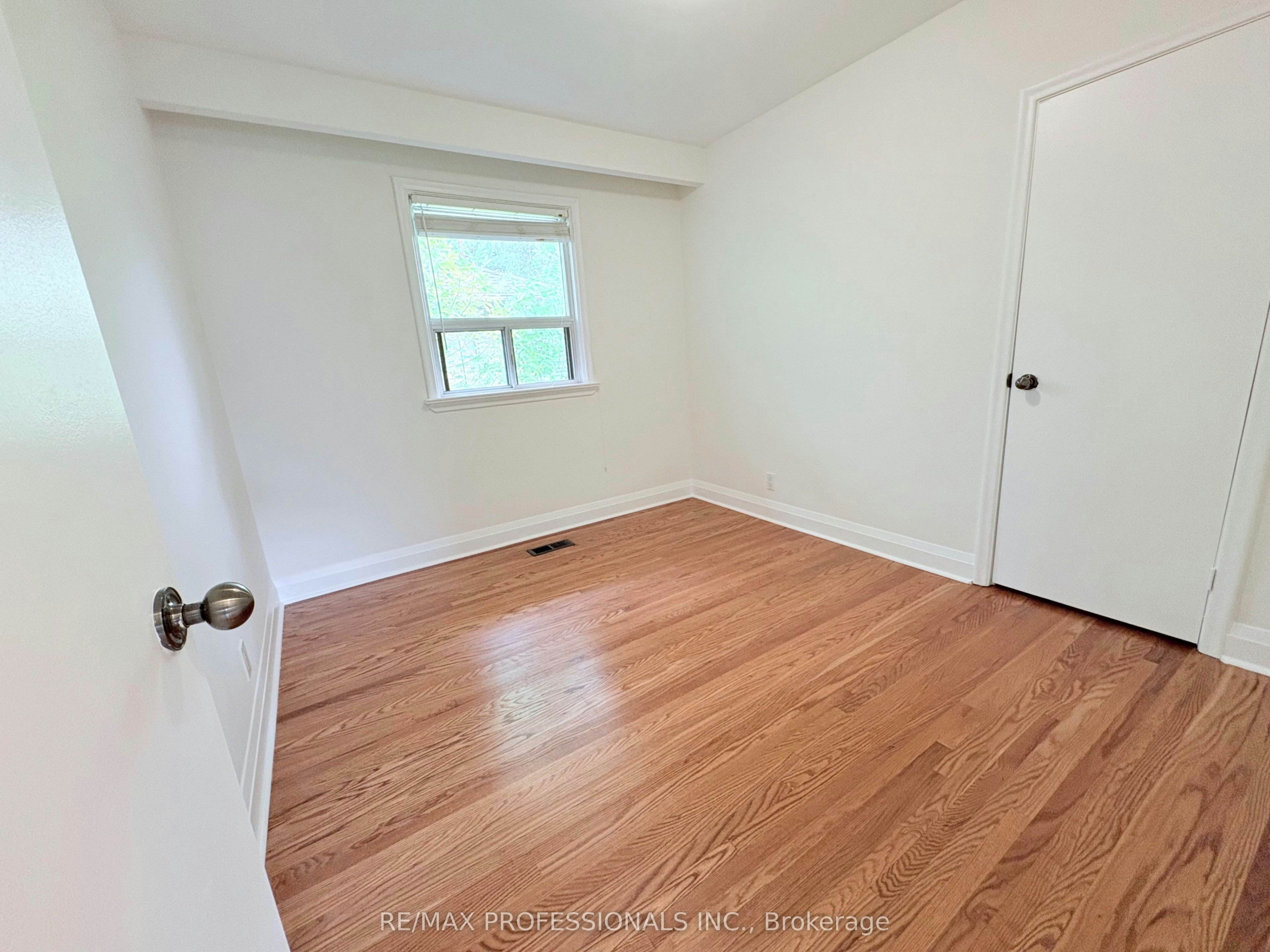 300 Burton Road, Oakville, ON, L6K 2K8 - 6