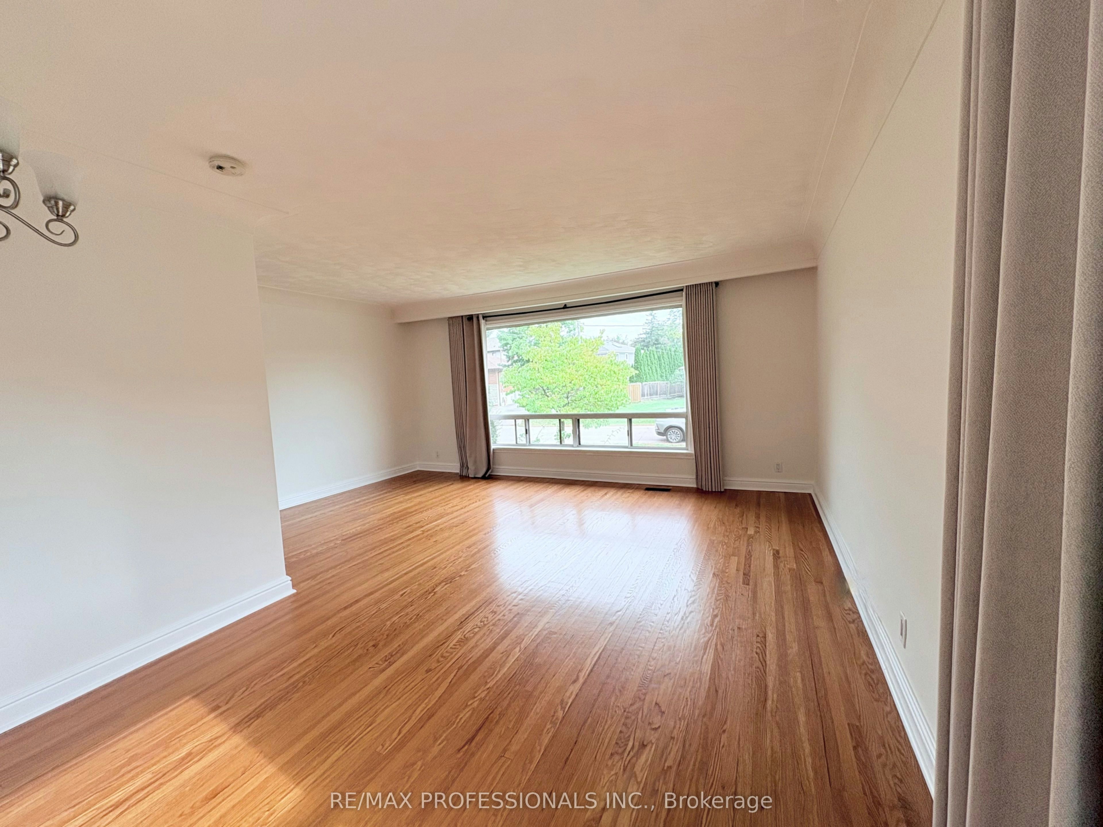 300 Burton Road, Oakville, ON, L6K 2K8 - 3