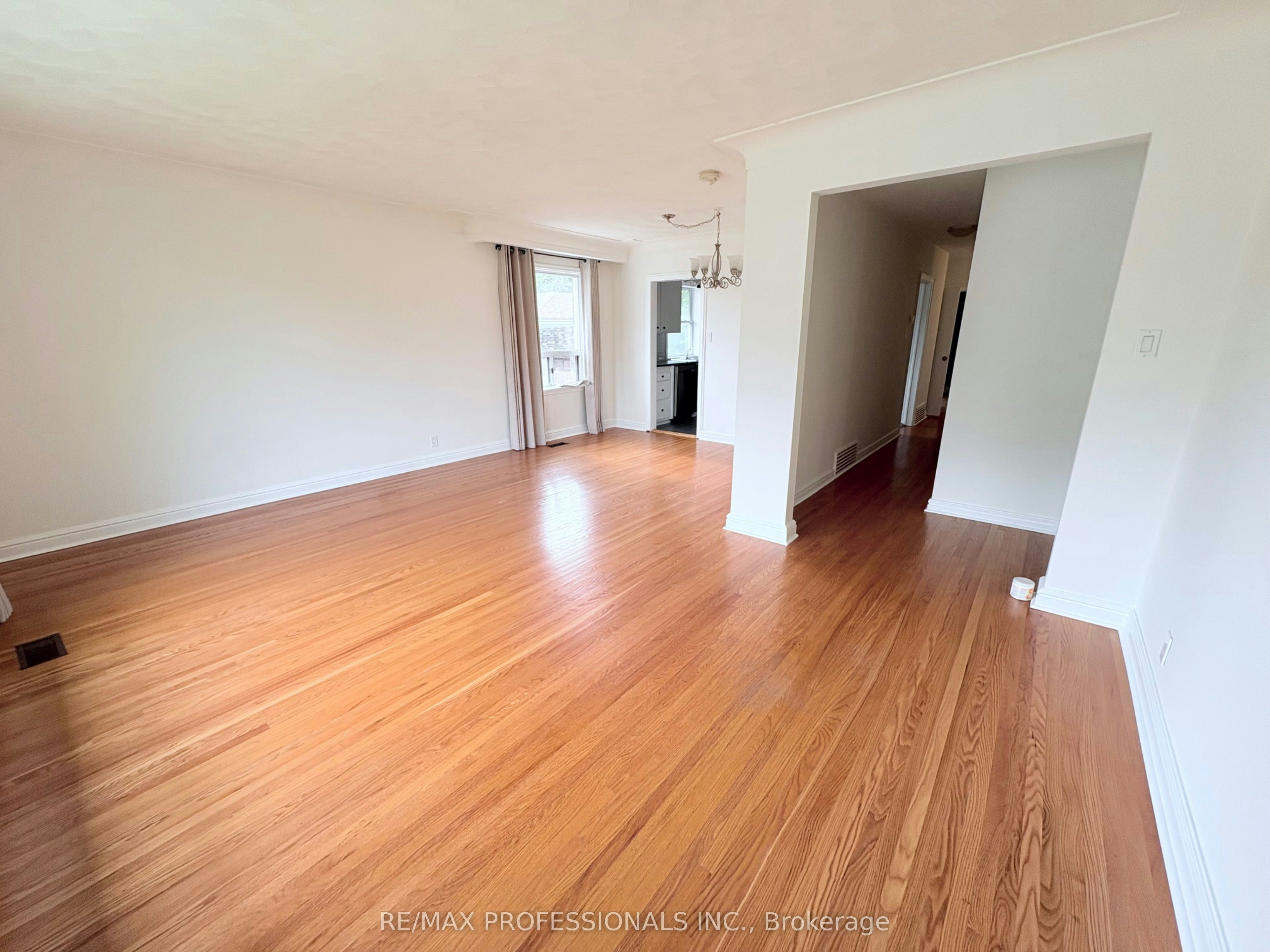 300 Burton Road, Oakville, ON, L6K 2K8 - 2