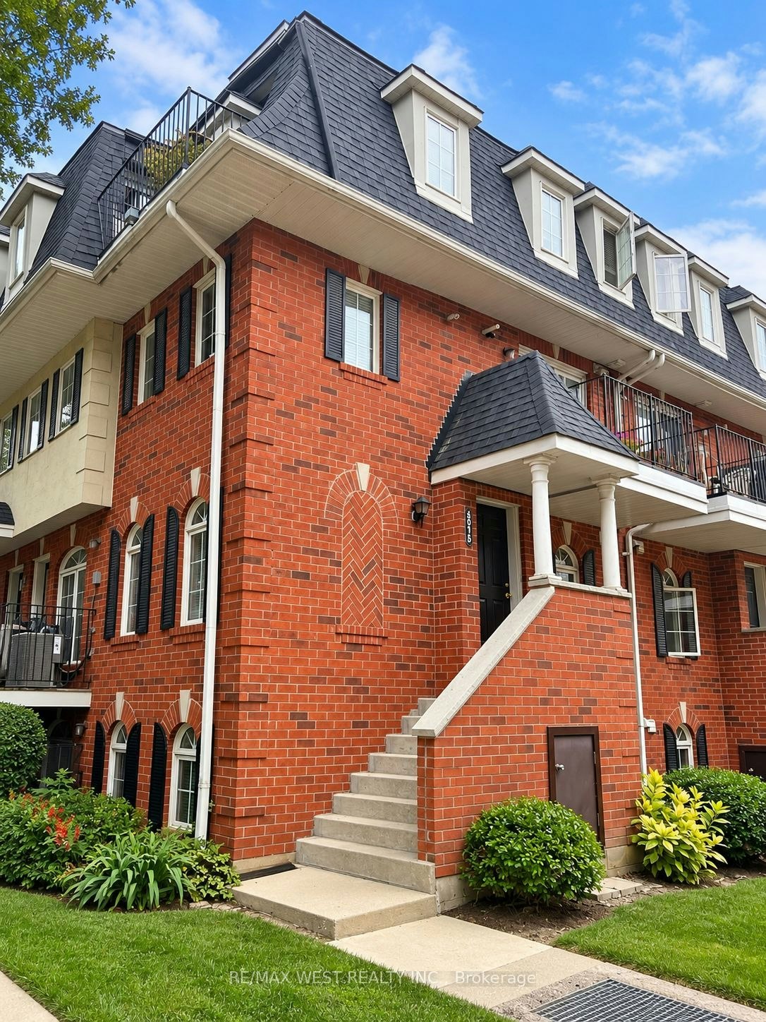 301-64 Sidney Belsey Crescent, Toronto, ON, M6M 5J4