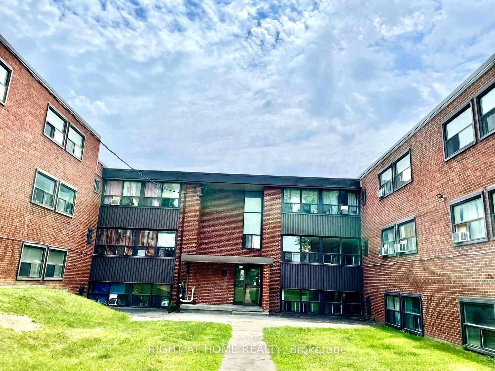B12-33 Flamborough Drive, Toronto, ON, M6M 2R5