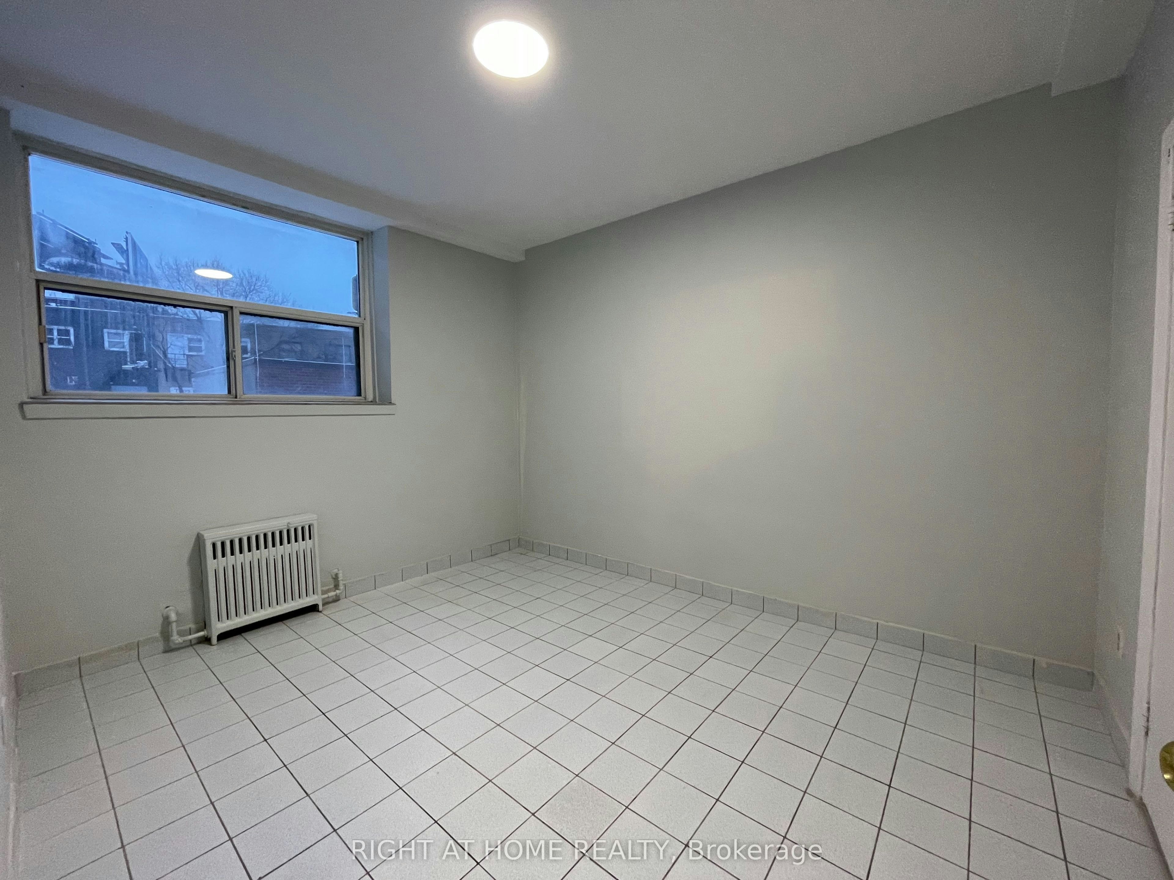 B12-33 Flamborough Drive, Toronto, ON, M6M 2R5 - 8
