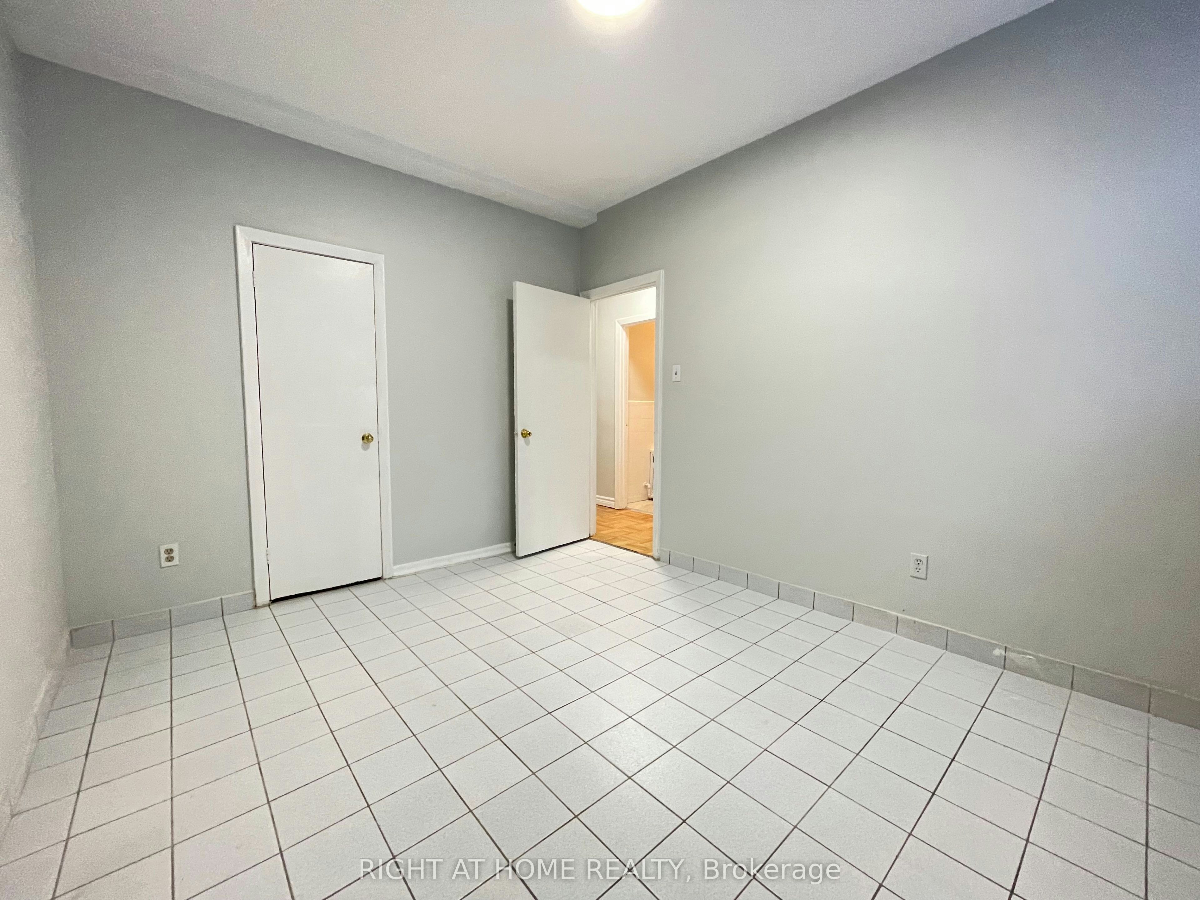 B12-33 Flamborough Drive, Toronto, ON, M6M 2R5 - 9