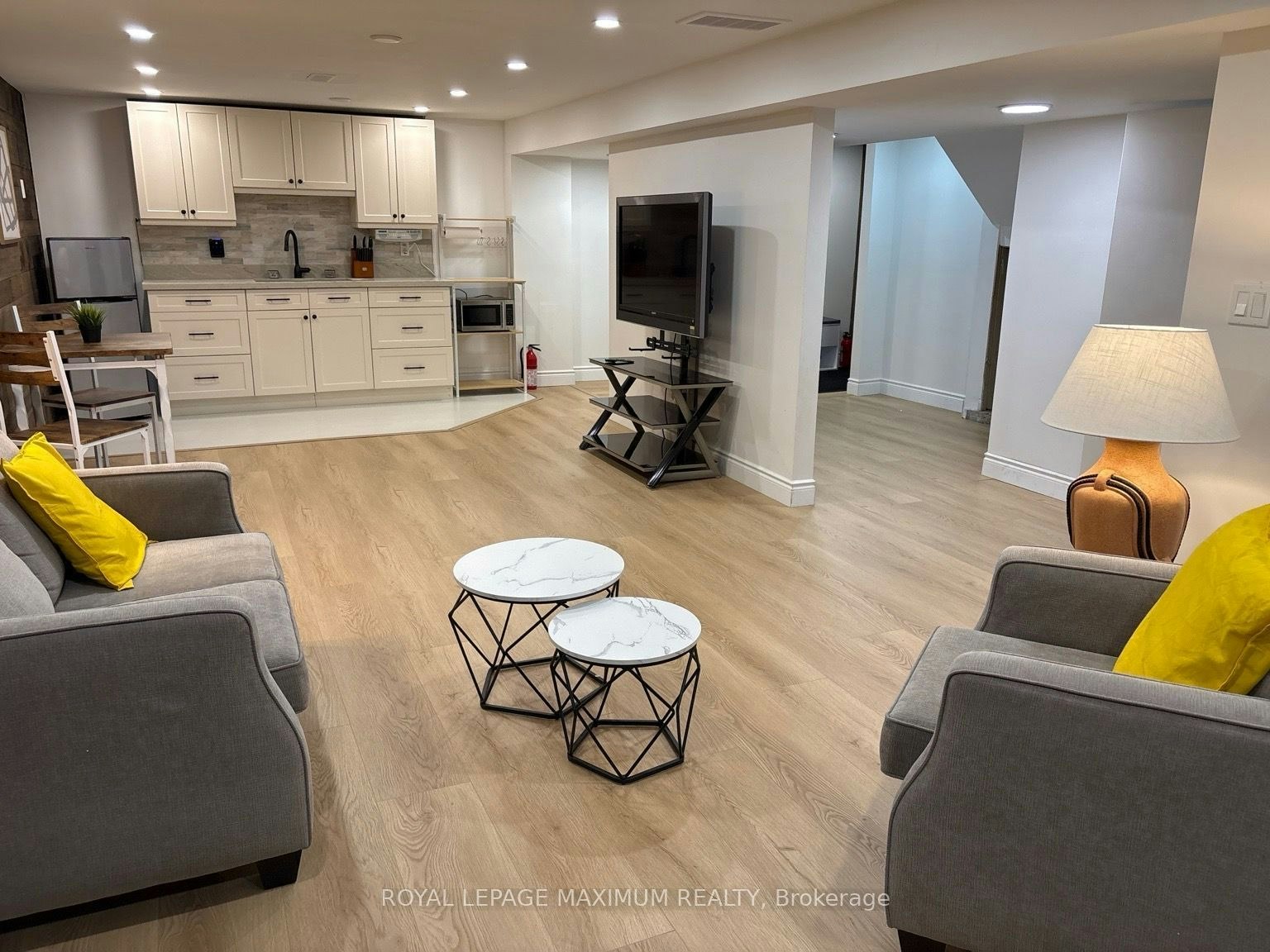 18 Richland Crescent, Toronto, ON, M9C 4C7 - 3
