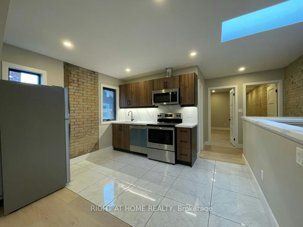 3-363 Parkside Drive, Toronto, ON, M6R 2Z5 - 3