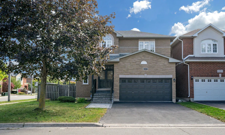 2485 Blue Holly Crescent