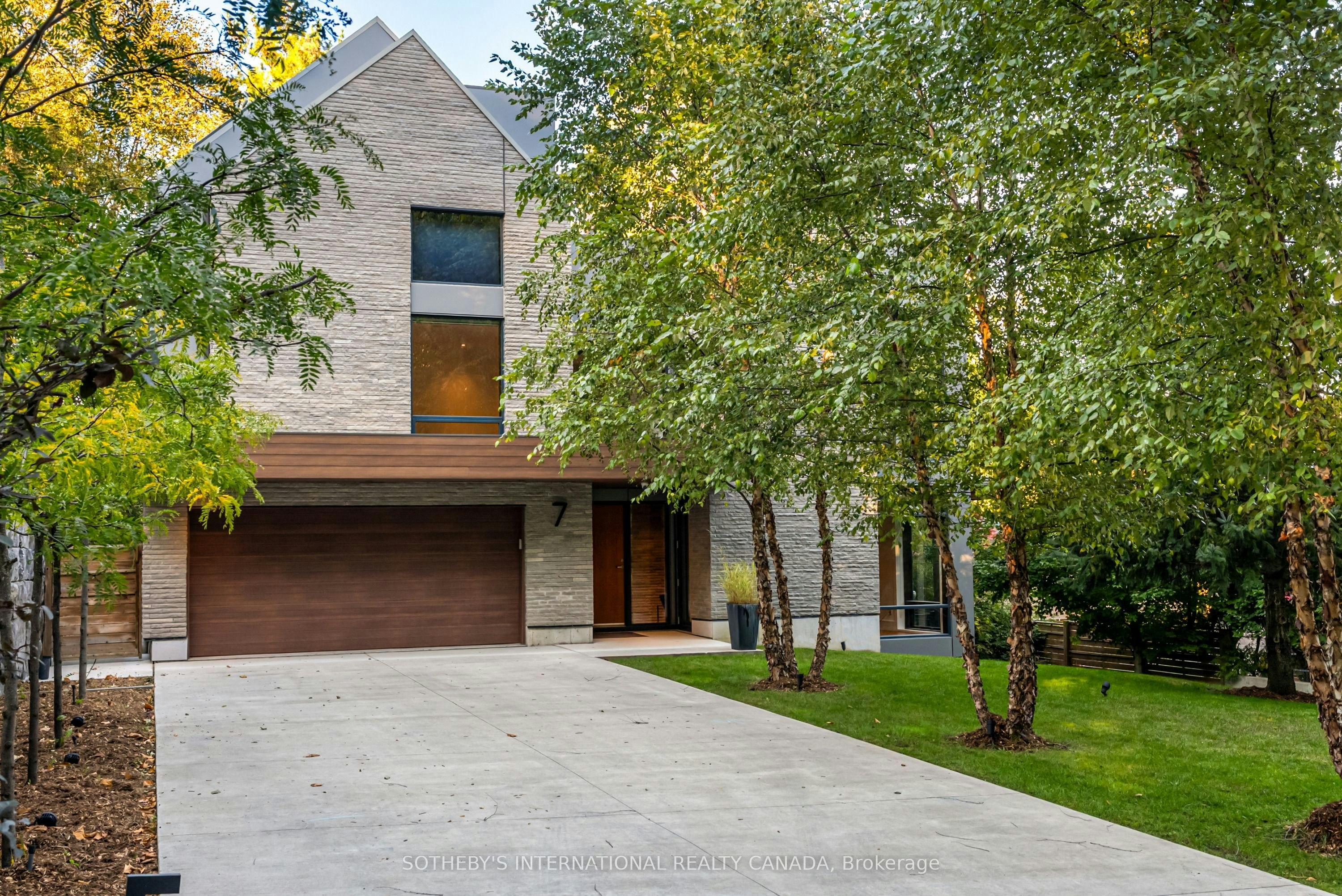 7 North Drive, Toronto, ON, M9A 4R1