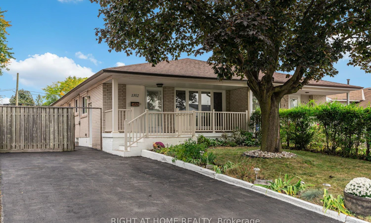 1302 Redbank Crescent