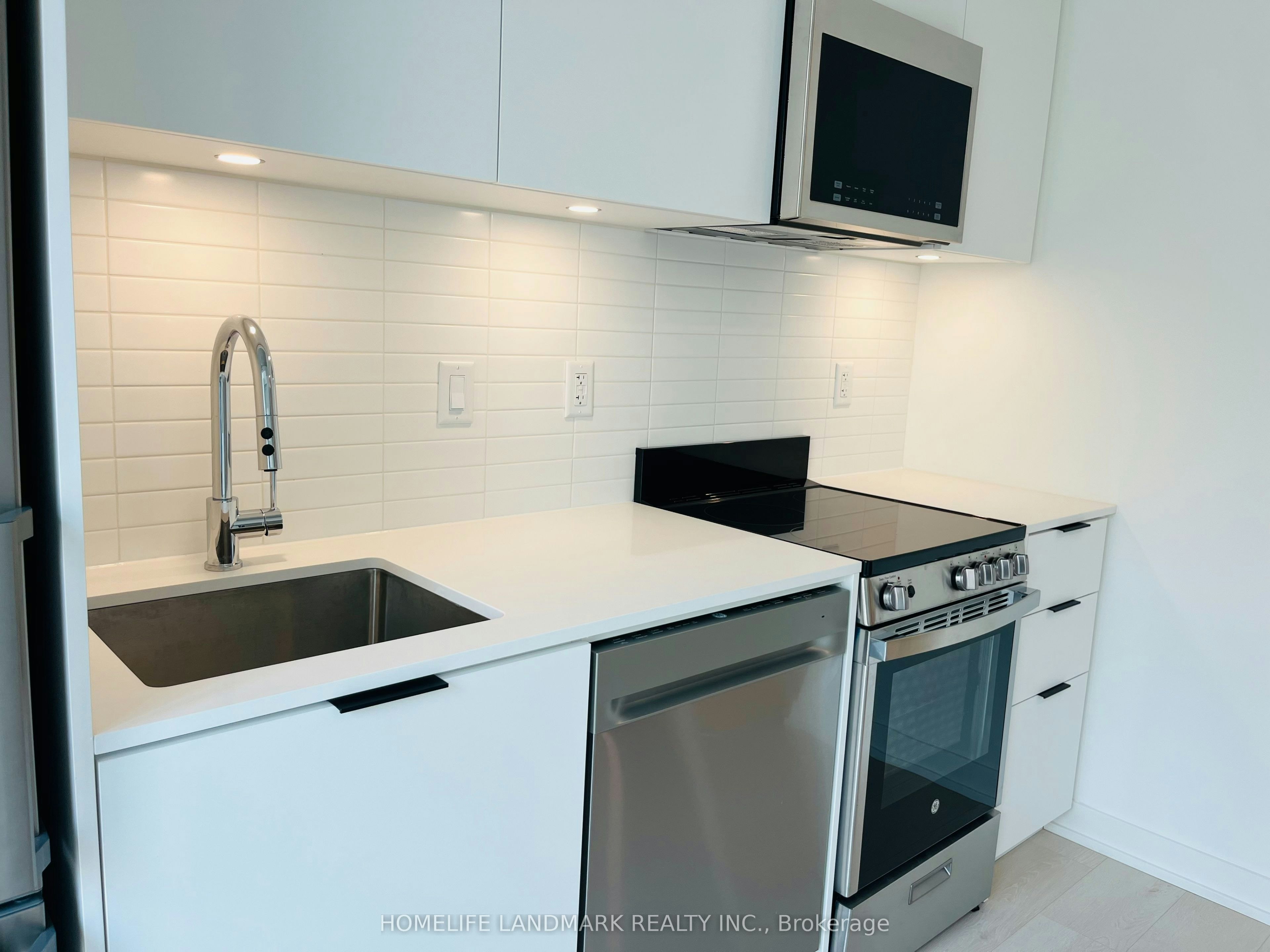 2 floor-1 Vine Avenue, Toronto, ON, M6P 0C8 - 3