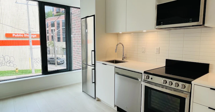 2 floor-1 Vine Avenue, Toronto, ON, M6P 0C8 - 2