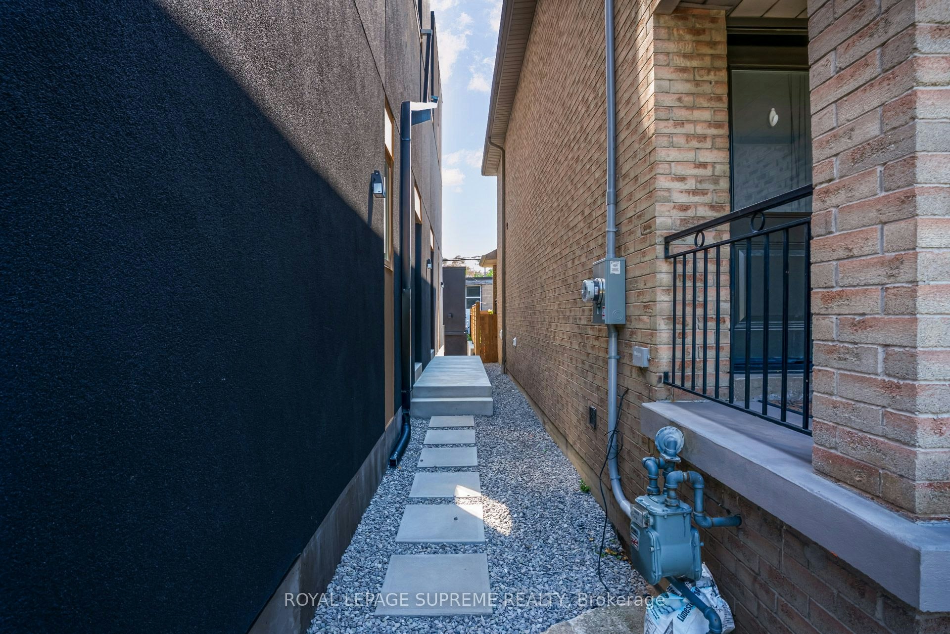 3-101 Bernice Crescent, Toronto, ON, M6N 1W7 - 3