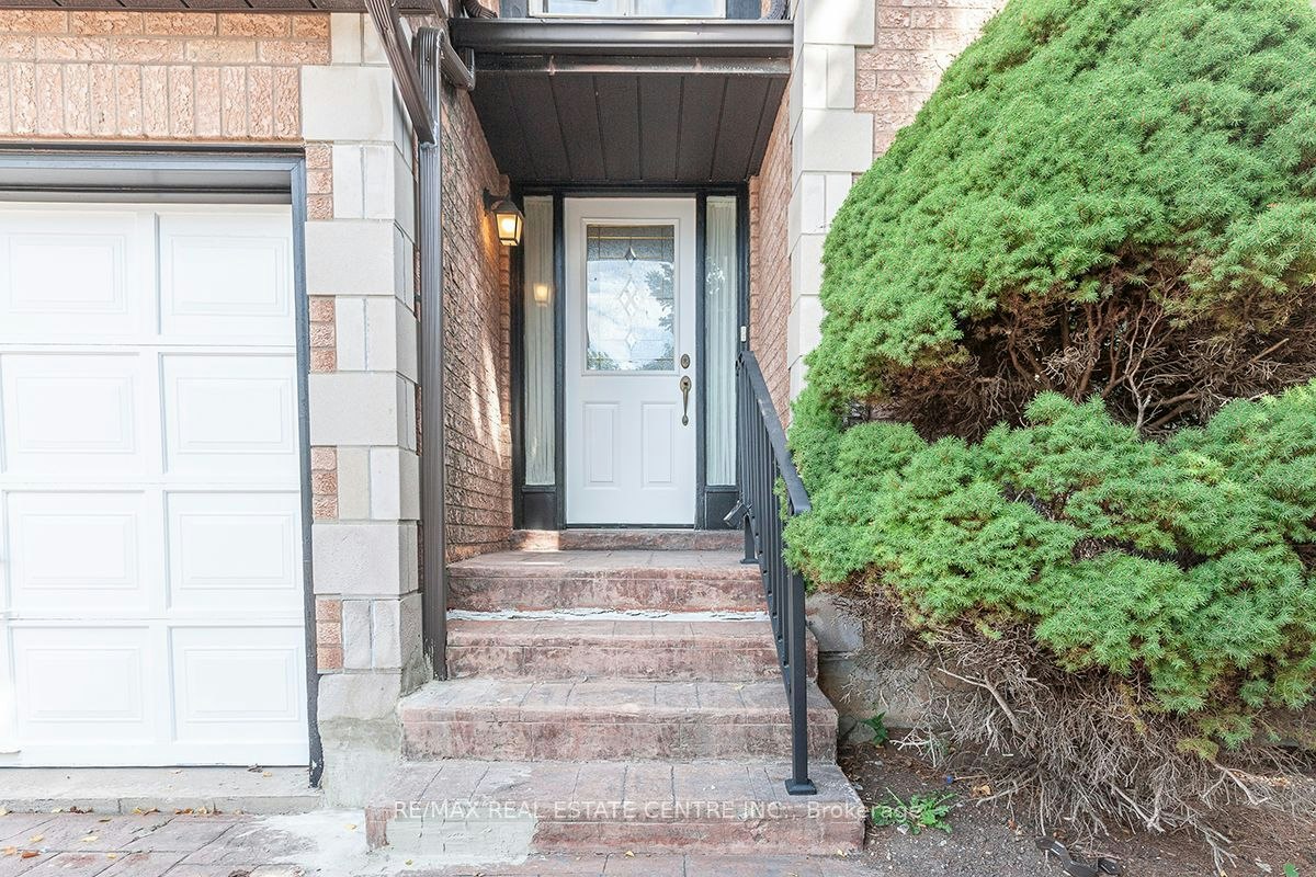 3679 Loyalist Drive, Mississauga, ON, L5L 4S9 - 2