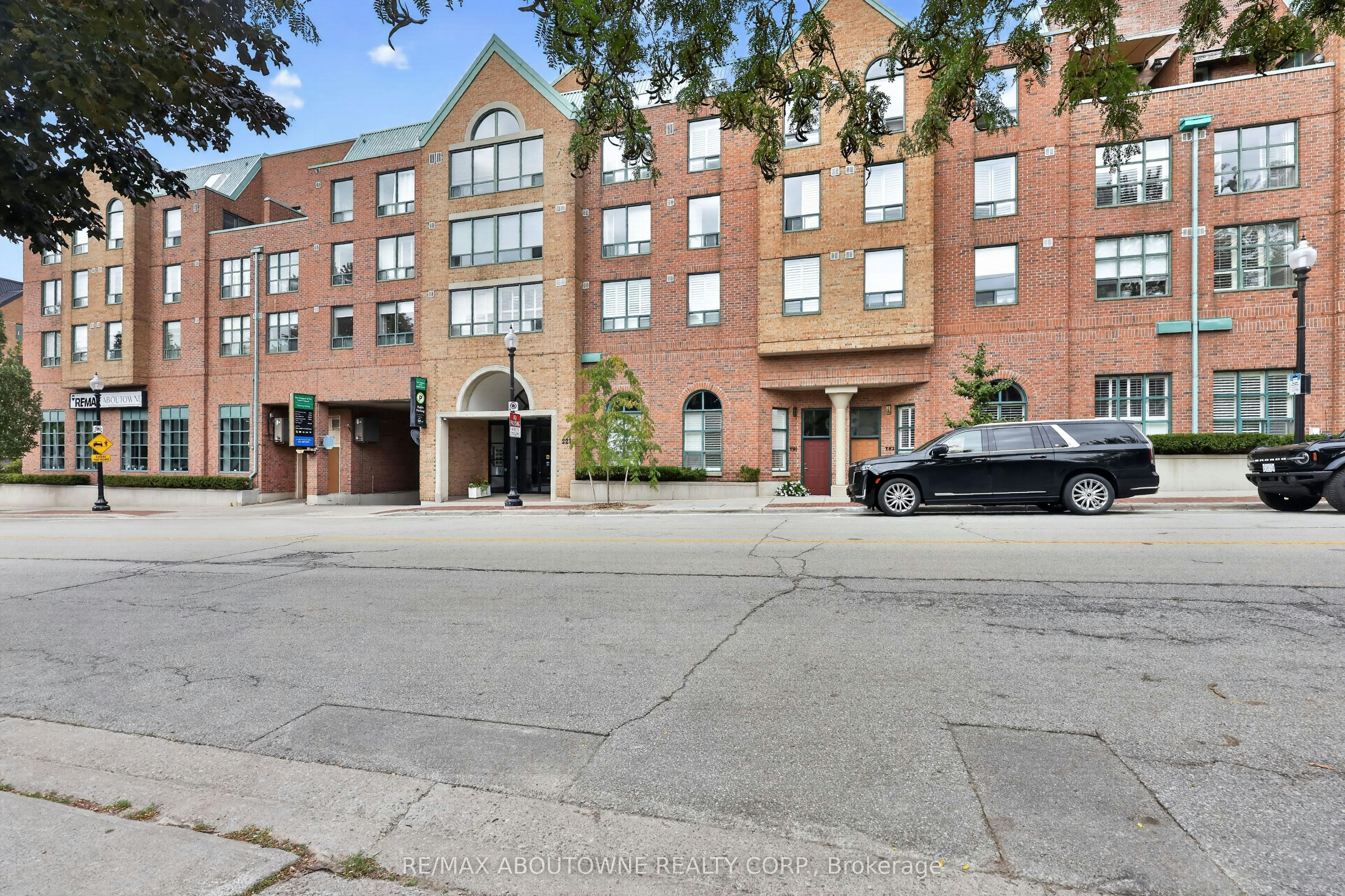 211-221 Robinson Street, Oakville, ON, L6J 7N9