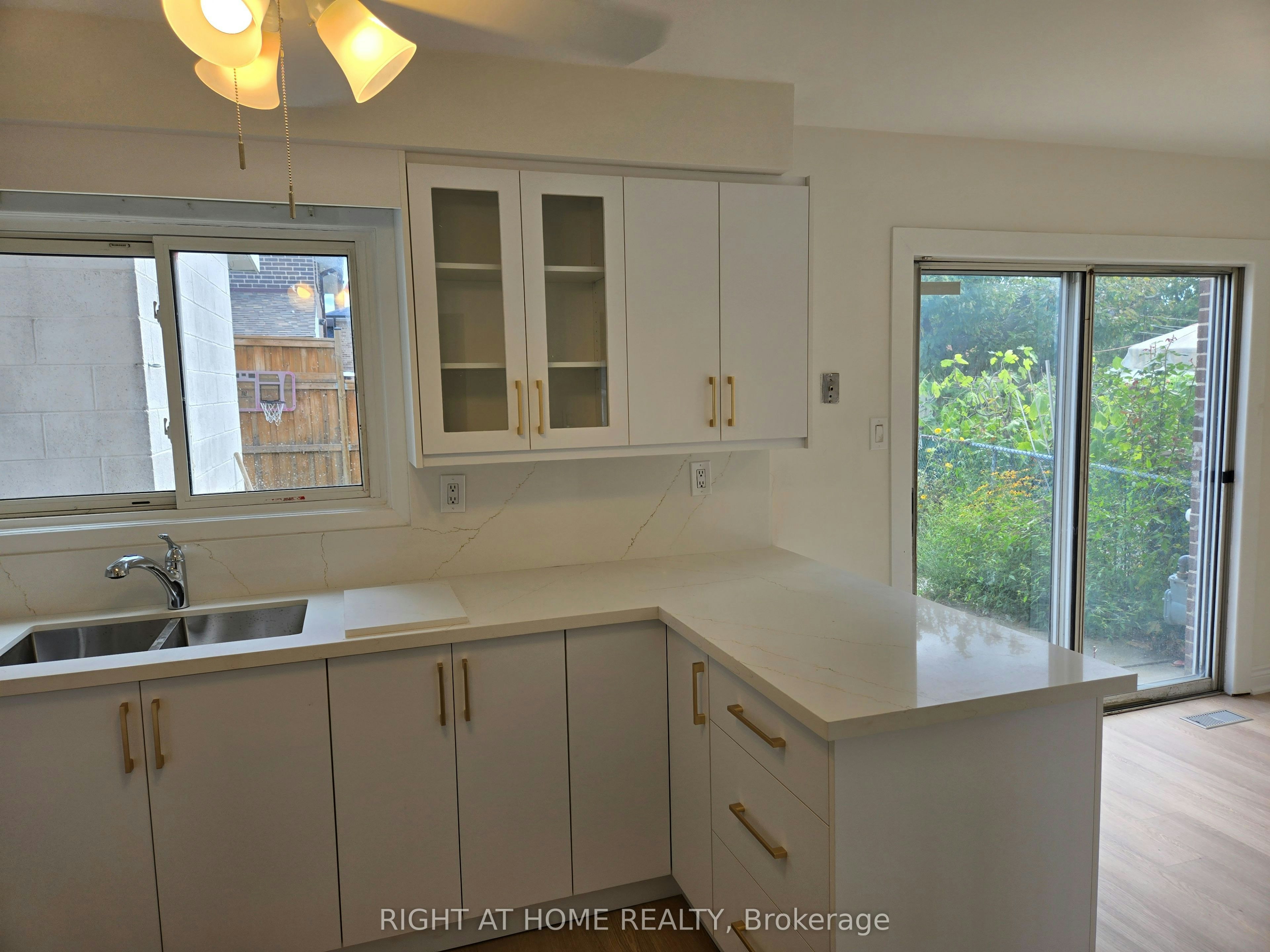 13 Faulkner Crescent, Toronto, ON, M9M 2B9 - 4