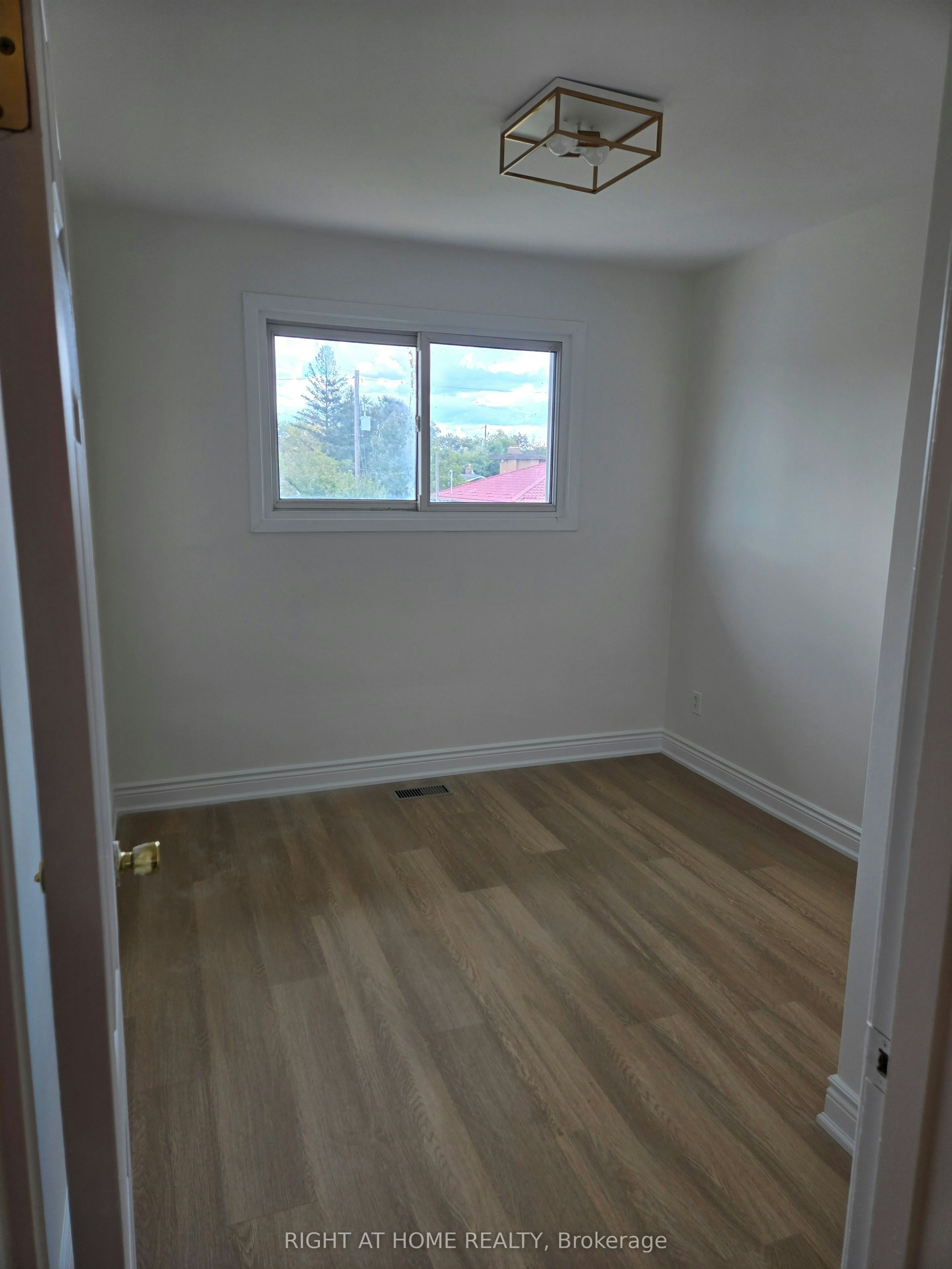 13 Faulkner Crescent, Toronto, ON, M9M 2B9 - 12