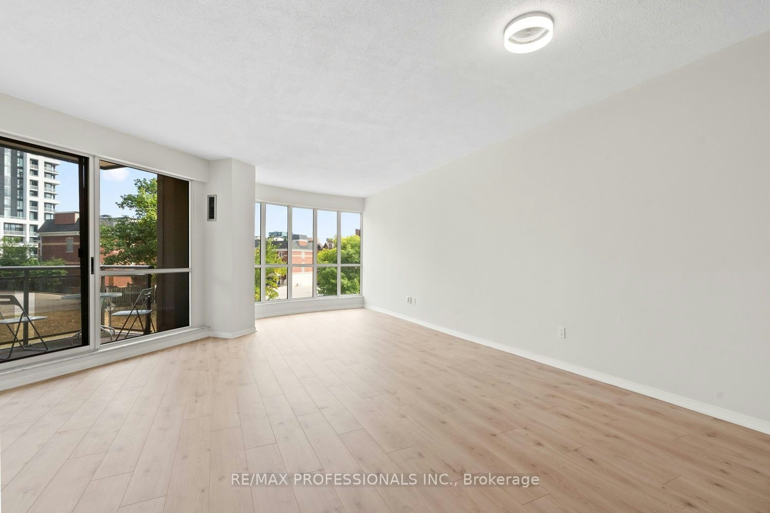 311-2511 Lakeshore Road W, Oakville, ON, L6L 6L9 - 2
