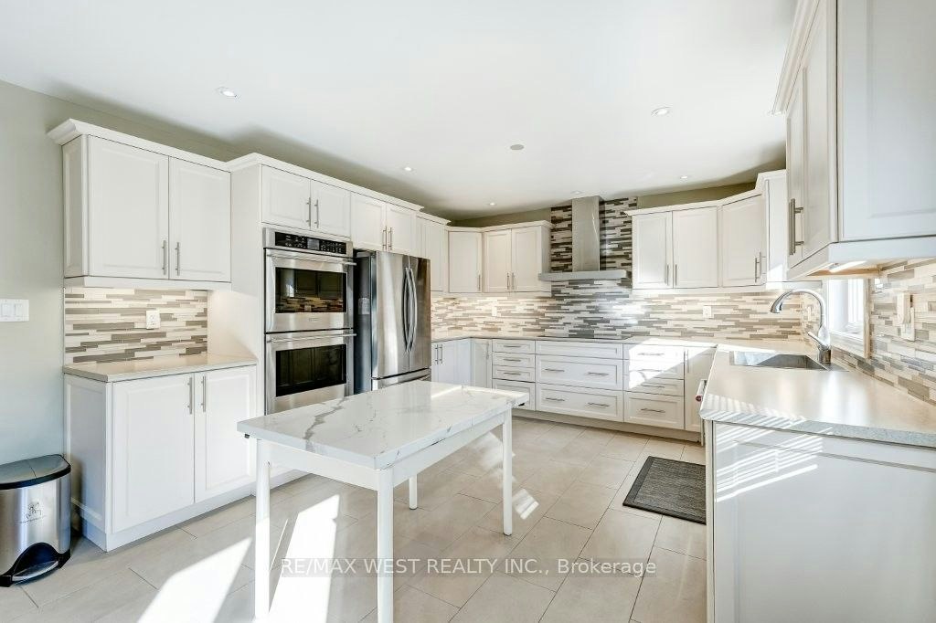 9 Culnan Avenue, Toronto, ON, M8Z 5A9 - 12