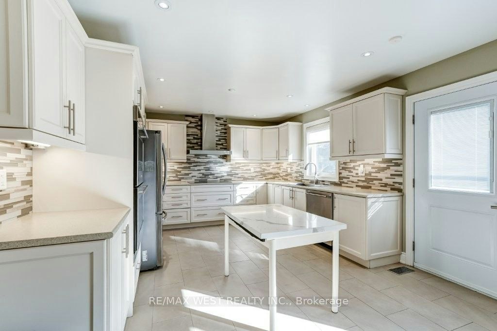 9 Culnan Avenue, Toronto, ON, M8Z 5A9 - 11