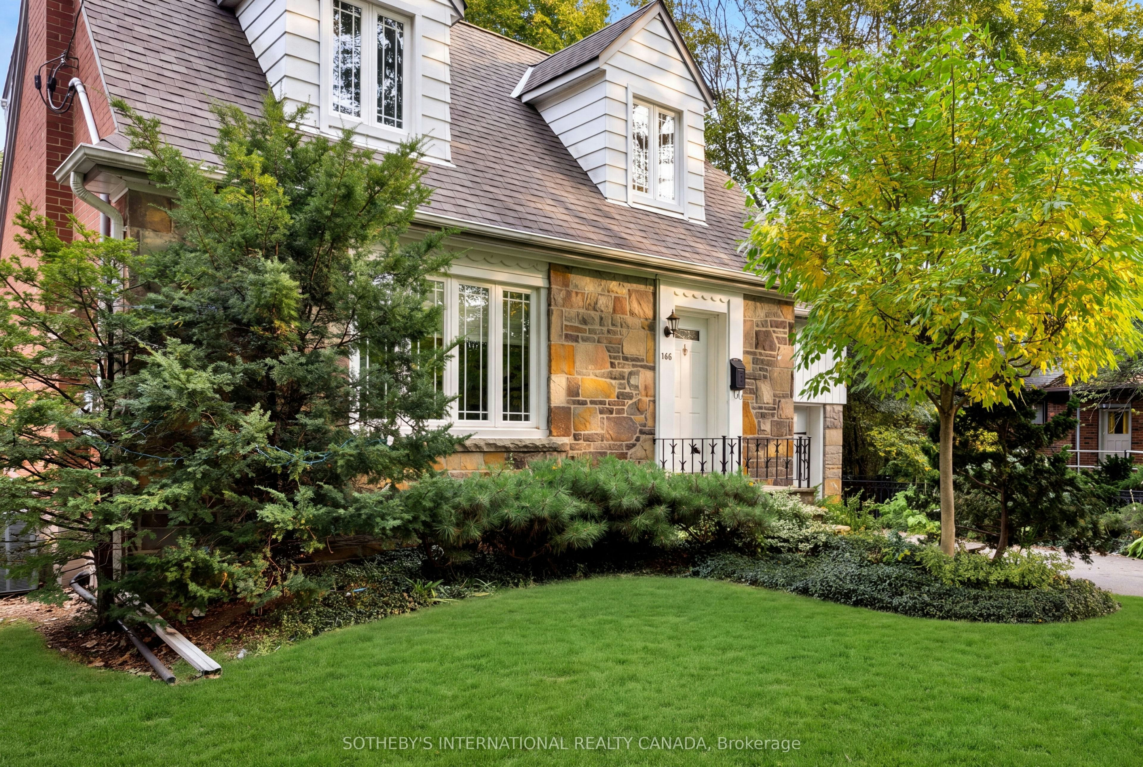 145 Brentwood Road N, Toronto, ON, M8X 2C8