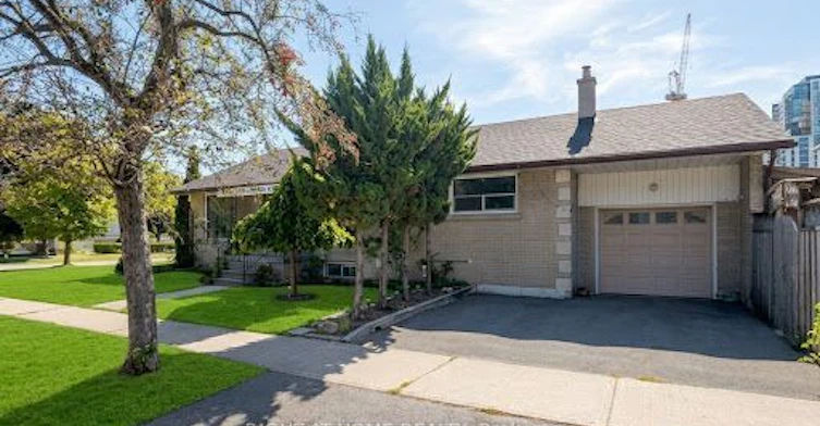 35 Warnica Avenue, Toronto, ON, M8Z 1Z5 - 3