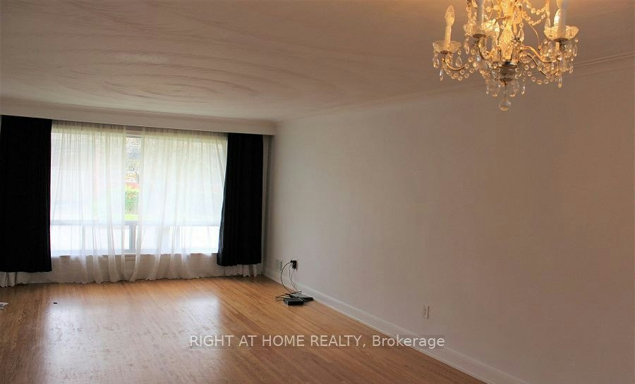 35 Warnica Avenue, Toronto, ON, M8Z 1Z5 - 5