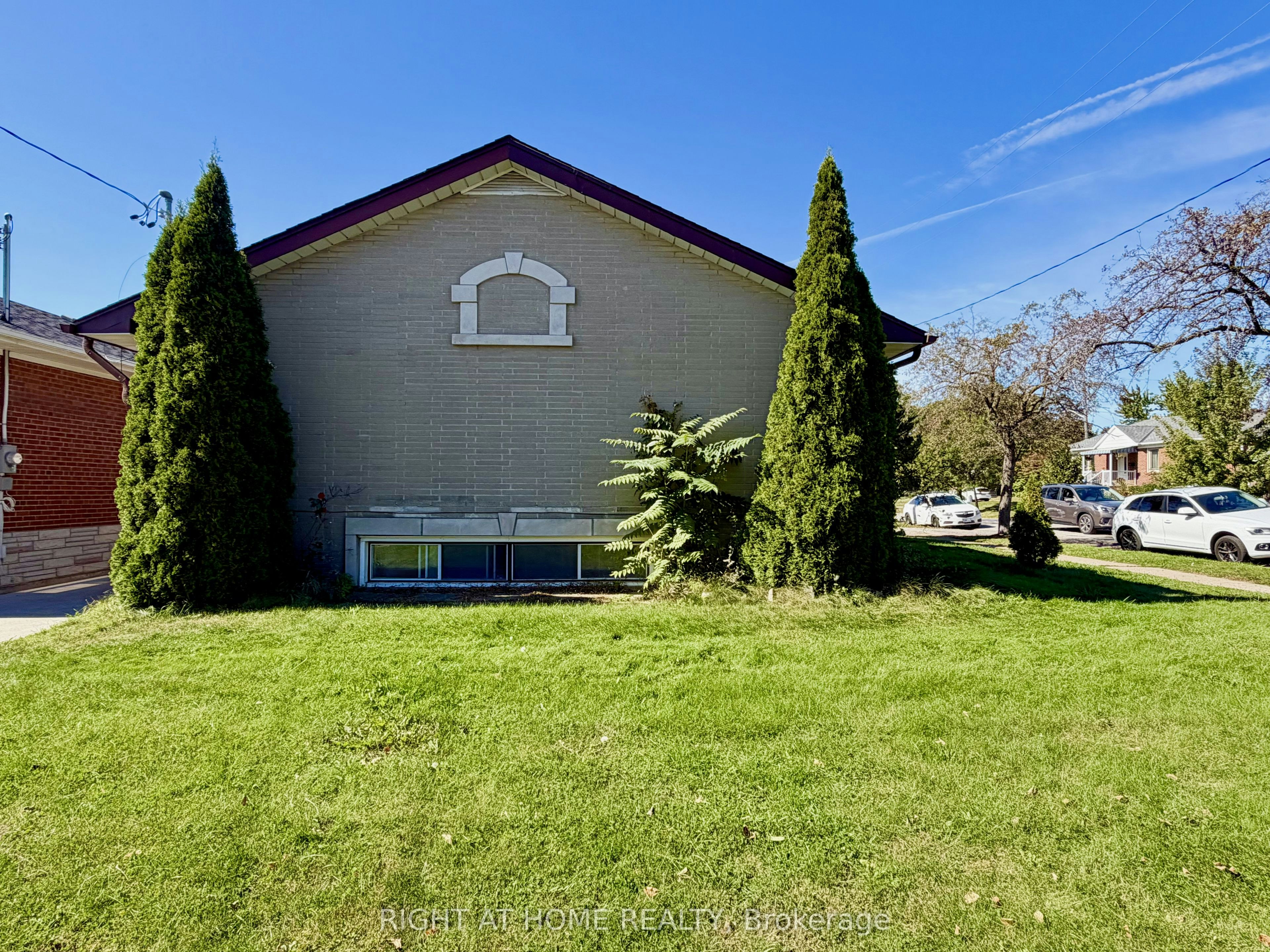 35 Warnica Avenue, Toronto, ON, M8Z 1Z5 - 2