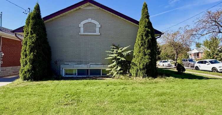 35 Warnica Avenue, Toronto, ON, M8Z 1Z5 - 2