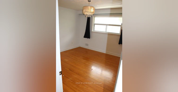 35 Warnica Avenue, Toronto, ON, M8Z 1Z5 - 9
