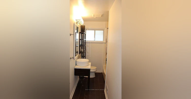 35 Warnica Avenue, Toronto, ON, M8Z 1Z5 - 11
