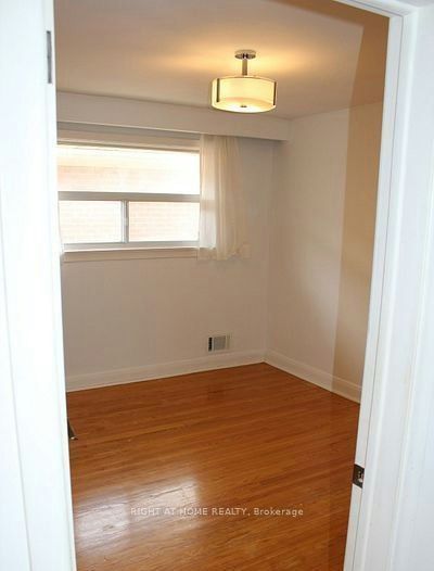 35 Warnica Avenue, Toronto, ON, M8Z 1Z5 - 7