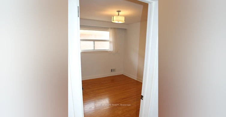 35 Warnica Avenue, Toronto, ON, M8Z 1Z5 - 7