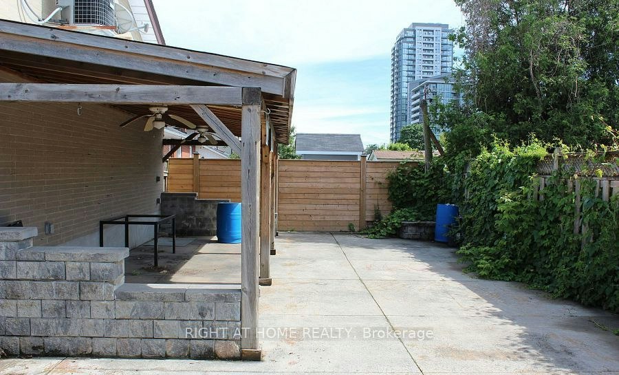 35 Warnica Avenue, Toronto, ON, M8Z 1Z5 - 4
